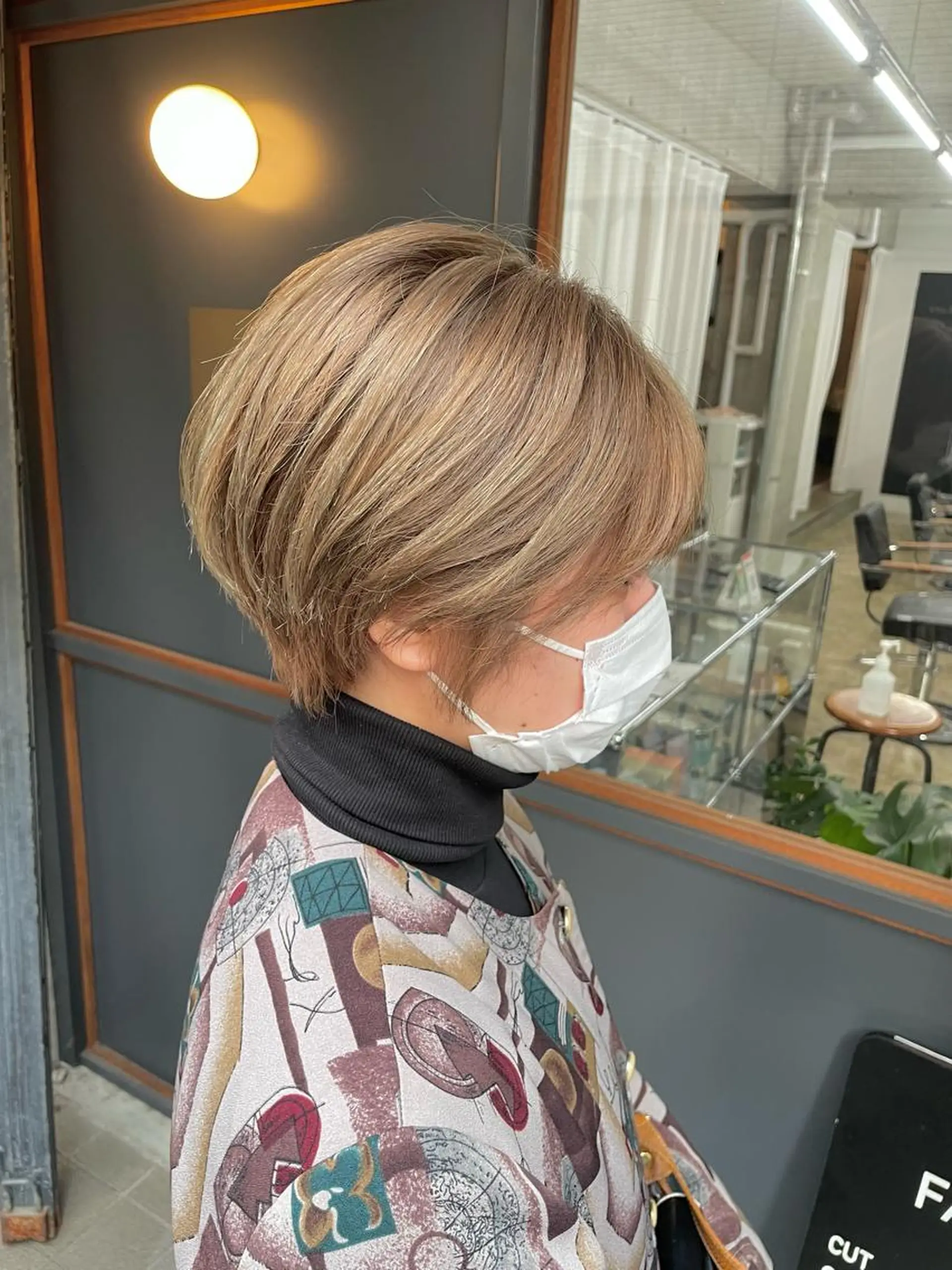ショート カラー ベージュカラー ブリーチ オレンジ ボブ レイヤーカット カット トリートメント ボブ/透明感カラー EMIRIのヘアスタイル