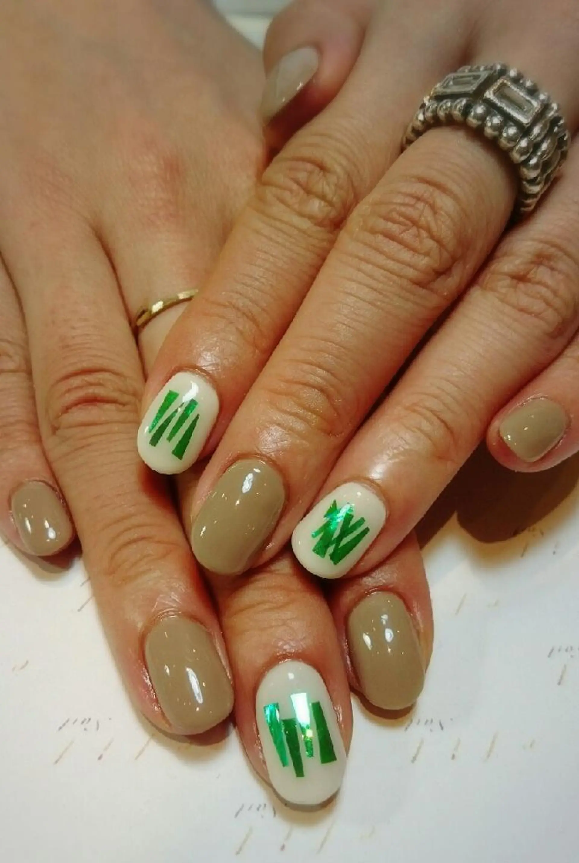 ネイル オーロラネイル グリーン みー shakushiroのネイルデザイン