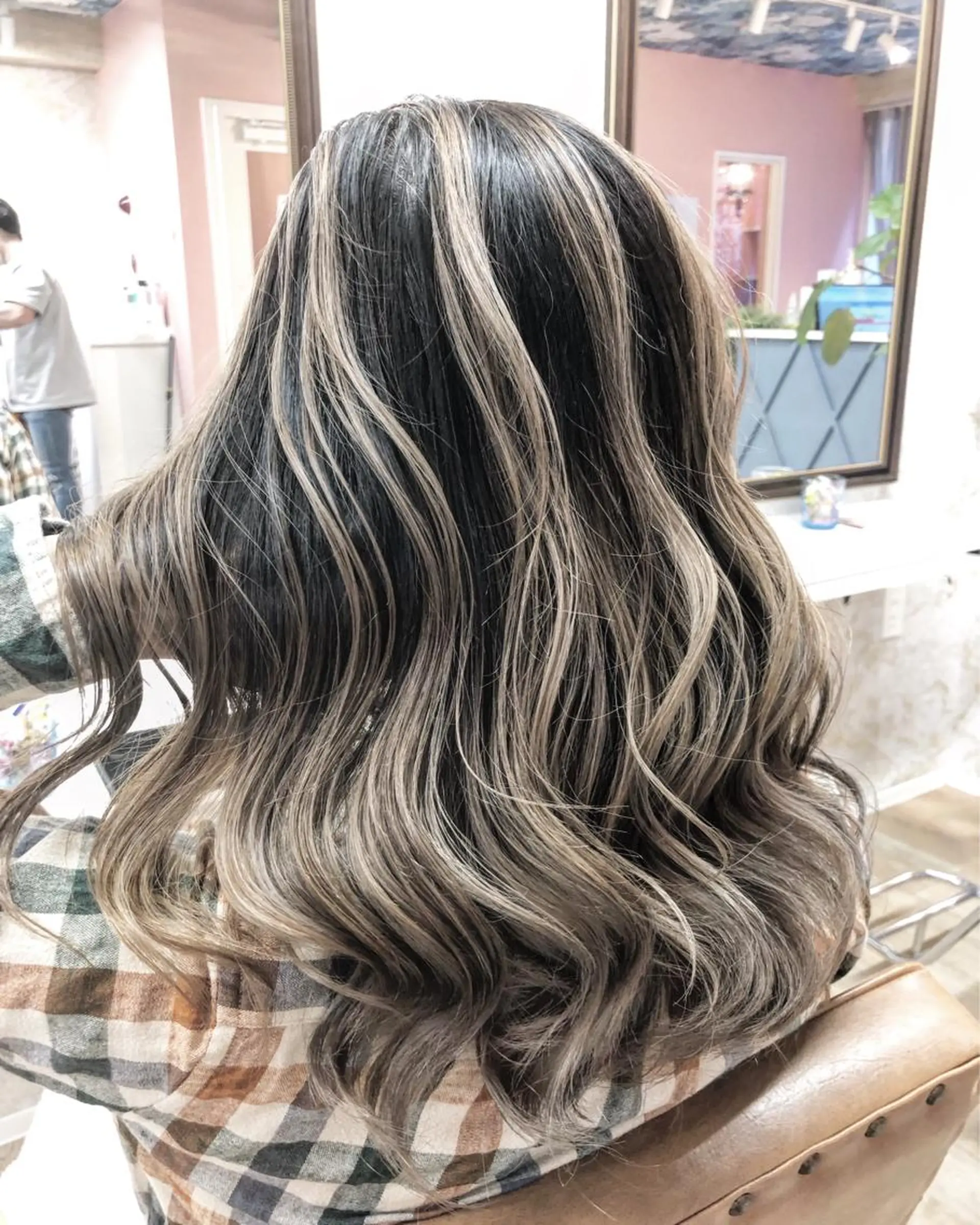 セミロング REVE所属・TAKU 美容師のヘアスタイル