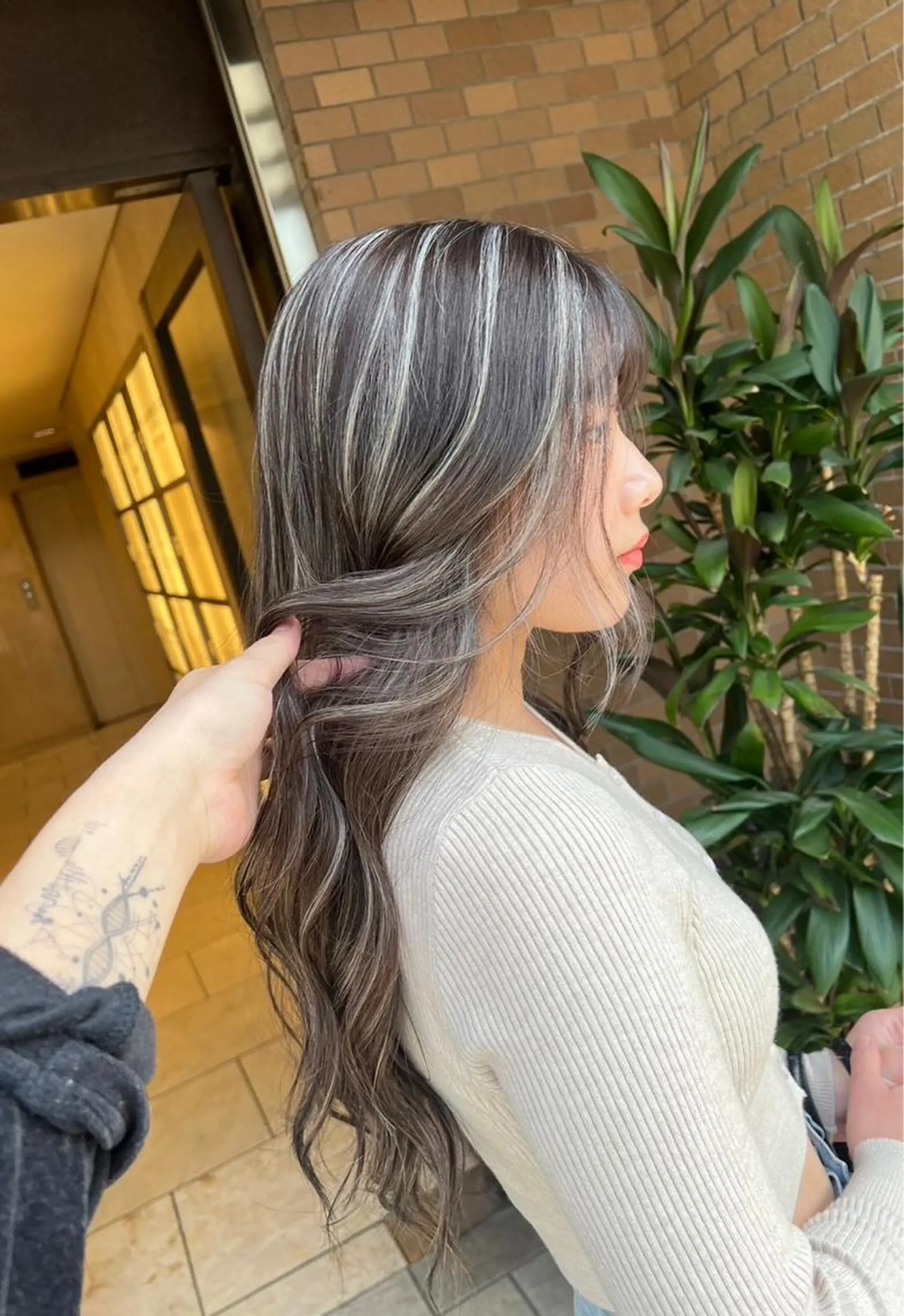 ロング カラー ダークグレー ダークグレージュ グレージュ ハイライトカラー ハイライト ヘアカラー トリートメント ROBIN所属・指名数No.1 /NAOYAのヘアスタイル