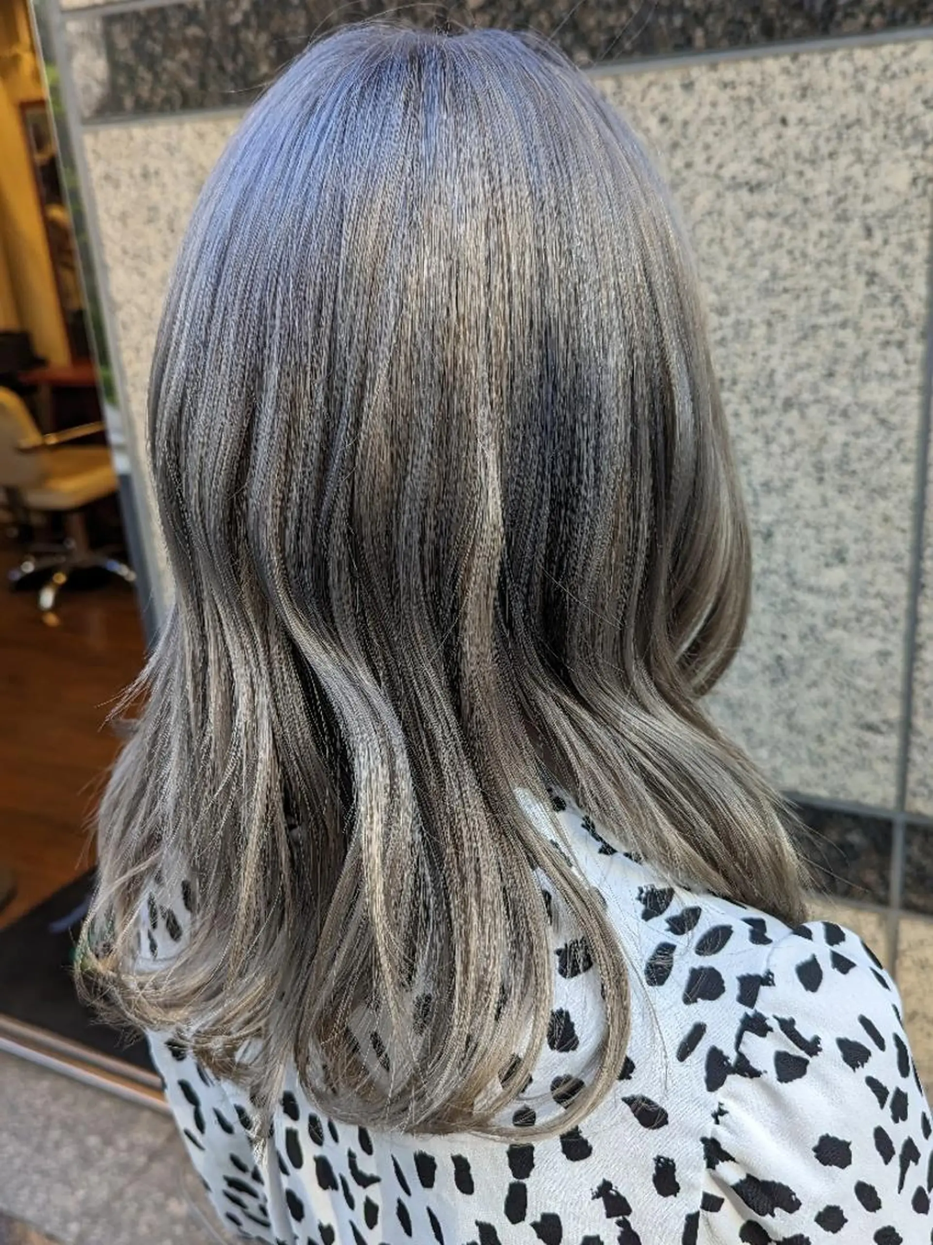 セミロング カラー アッシュ ハイトーンカラー シルバー シルバーアッシュ カット ヘアカラー トリートメント fuwat所属・秋葉原でカラーする なら🐉ちぇーたんのヘアスタイル