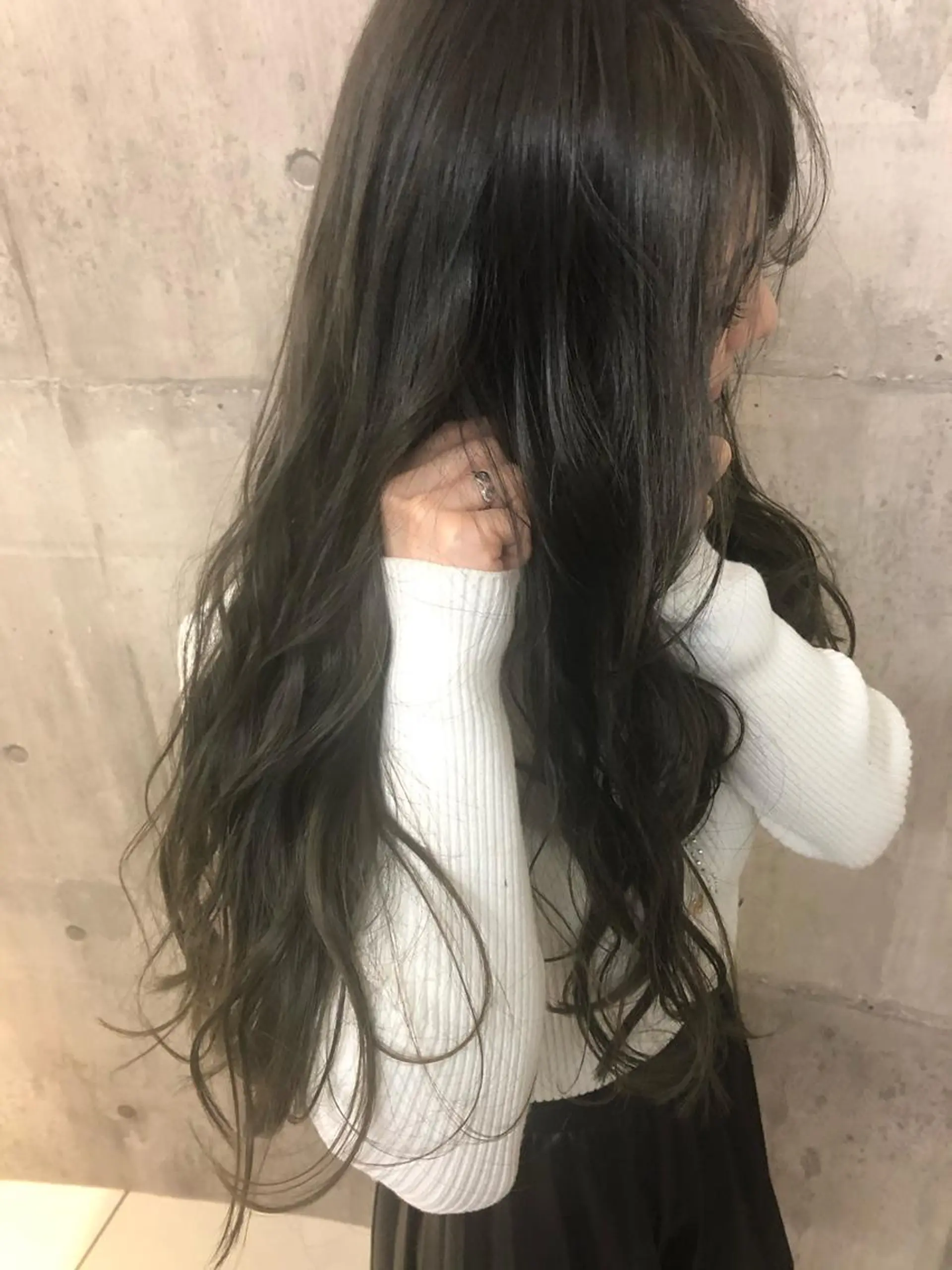 ロング カラー アッシュ アッシュグレー ブリーチ ブルーカラー ACRO梅田【アクロ】所属・縮毛矯正とカラーの人 倉友哉のヘアスタイル