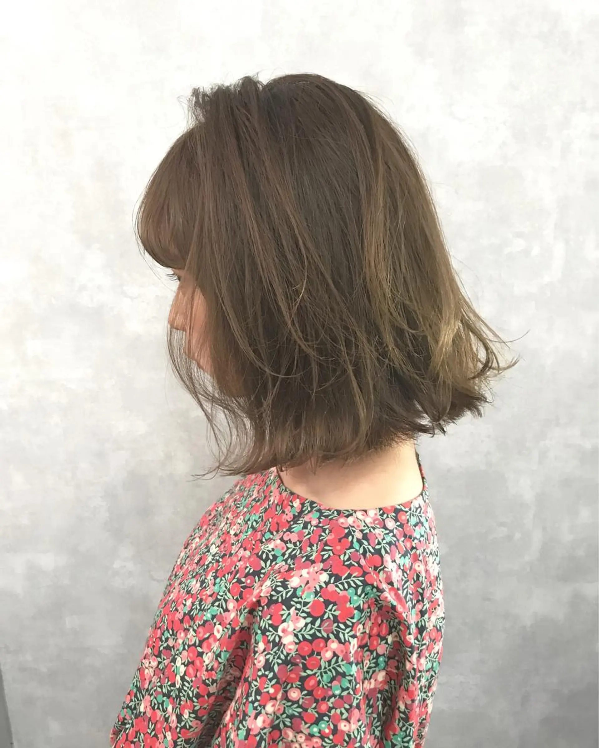 ショート カラー ベージュカラー TOMOYAレイヤー ブリーチ縮毛矯正のヘアスタイル