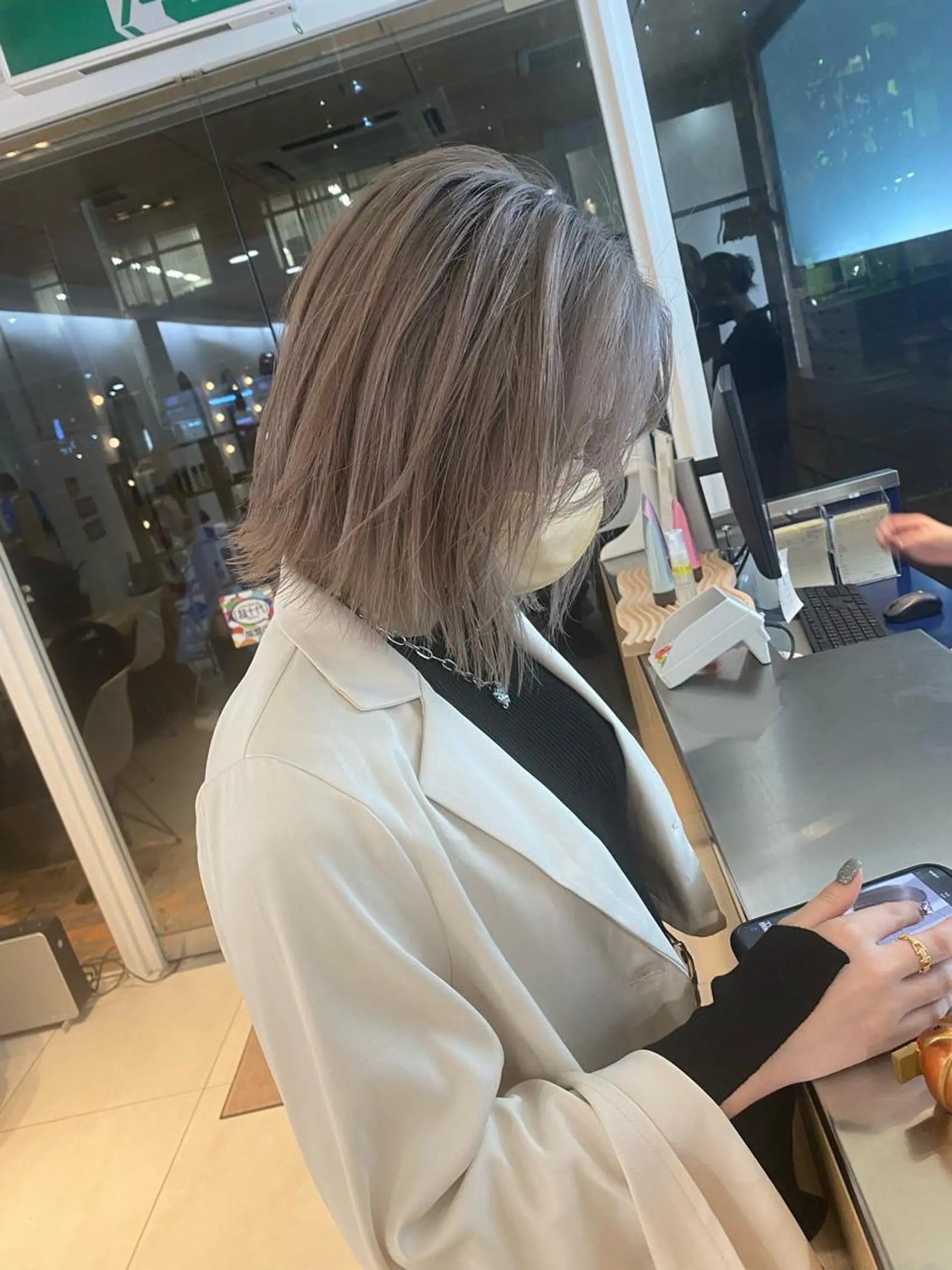 セミロング カラー ブリーチ ブロンド ケアブリーチ イルミナカラー ホワイトブロンド 🍀透明感抜群🍀/ ハイトーンカラーのヘアスタイル