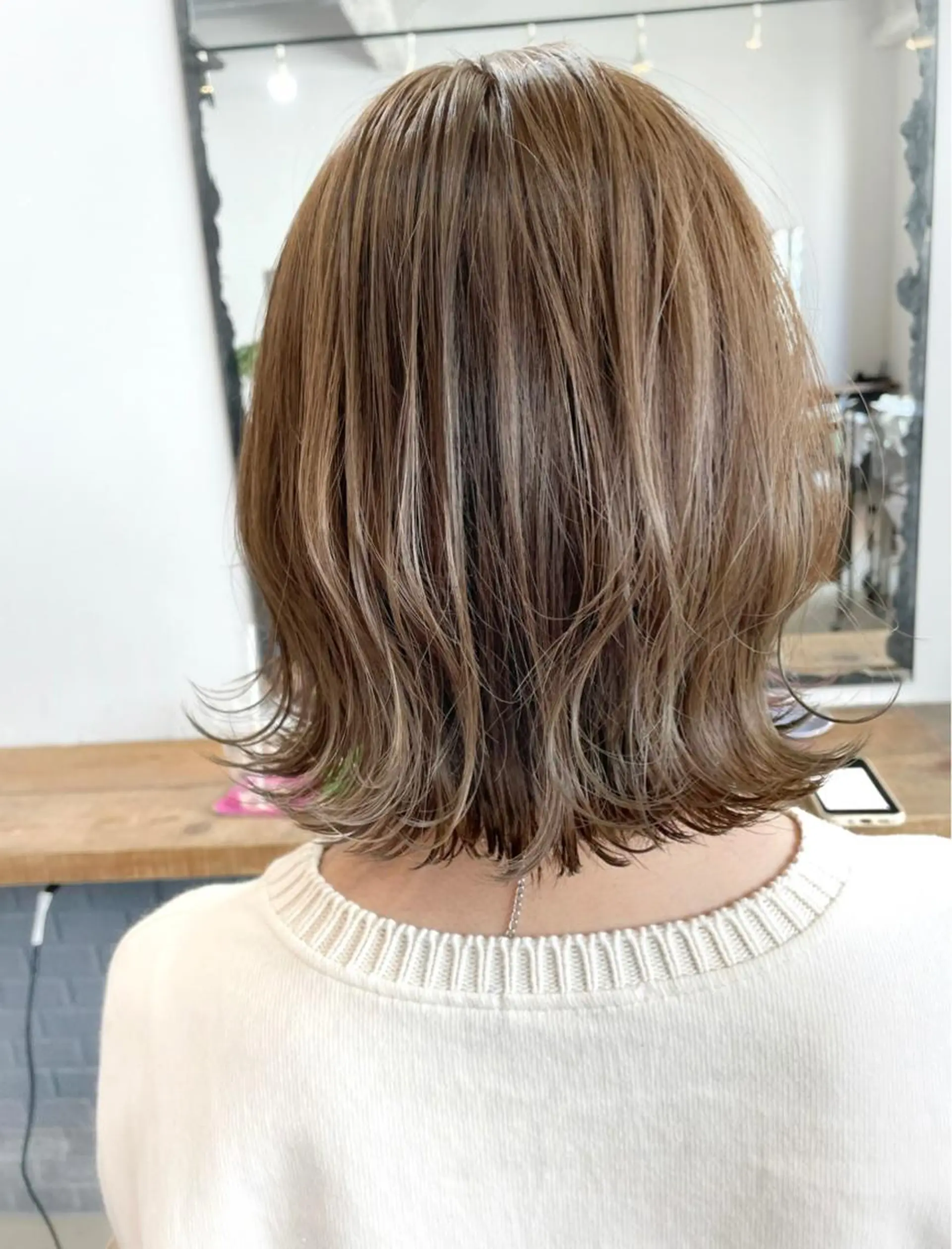 ミディアム カラー ベージュカラー ミルクティーベージュ 外ハネヘア カット ヘアカラー minami /髪質改善のヘアスタイル