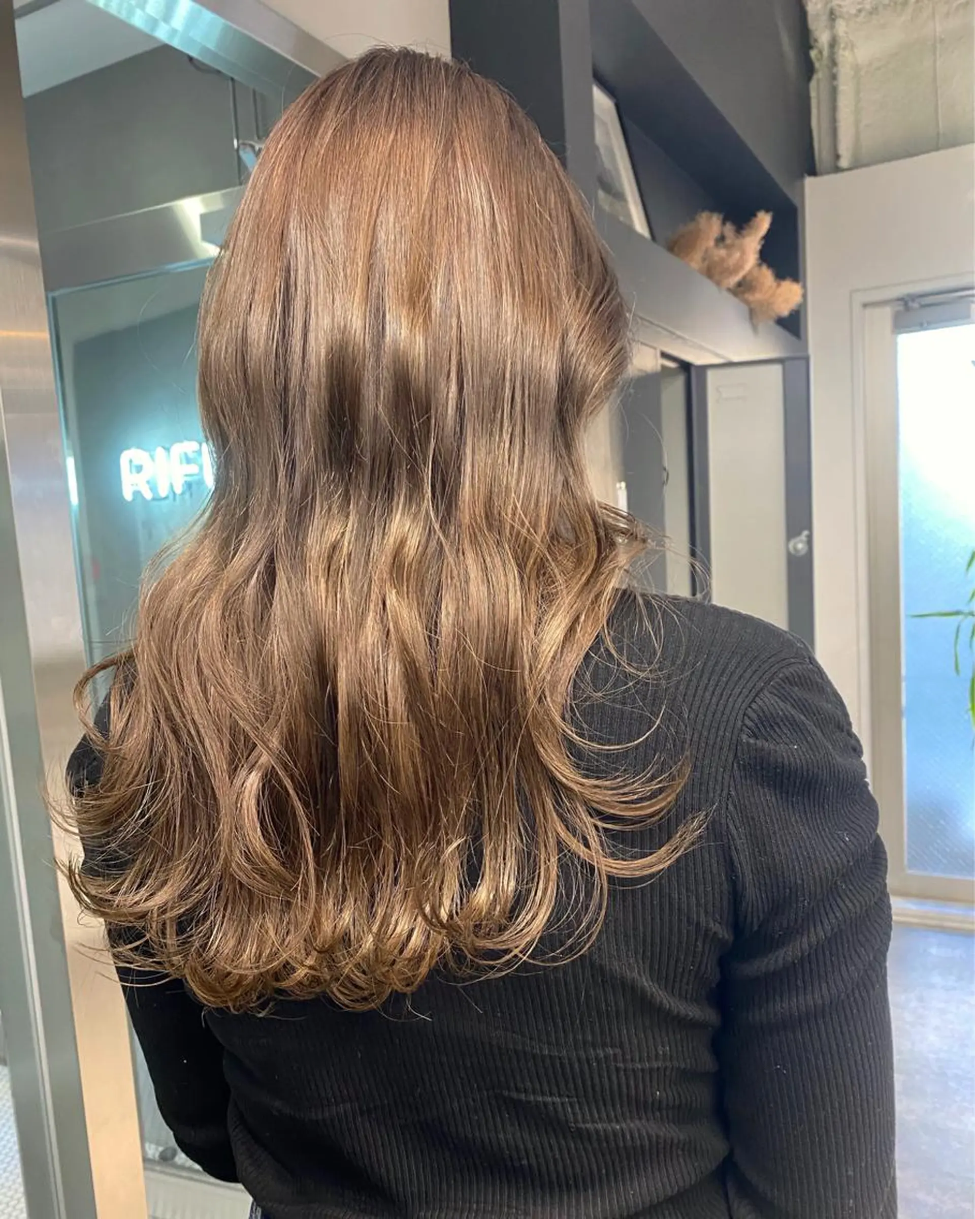 ロング カラー ベージュカラー ミルクティーベージュ カット ヘアカラー トリートメント #ブリーチカラー Akihoのヘアスタイル