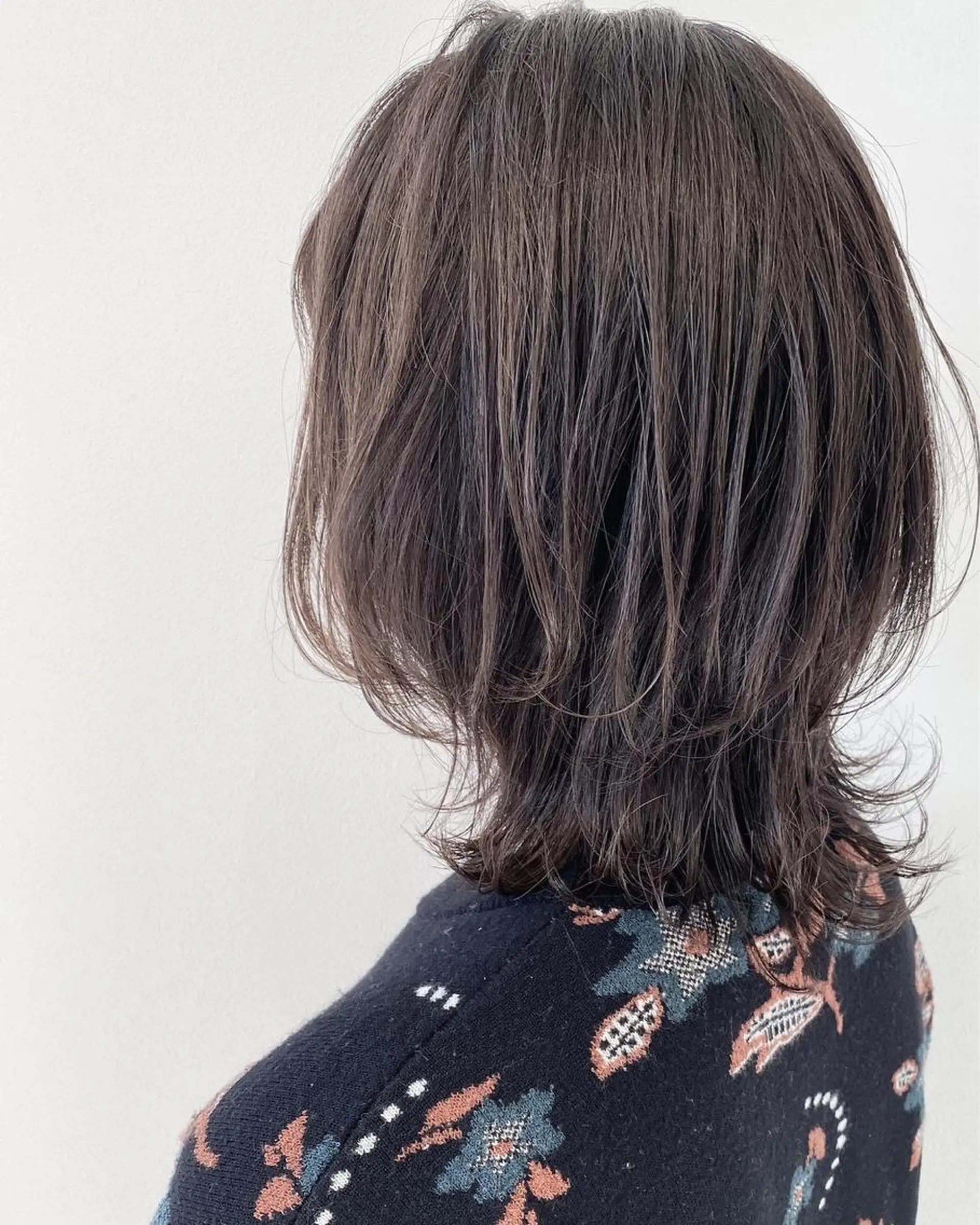 ミディアム カラー グレージュ ウルフカット 坂田 洋介のヘアスタイル