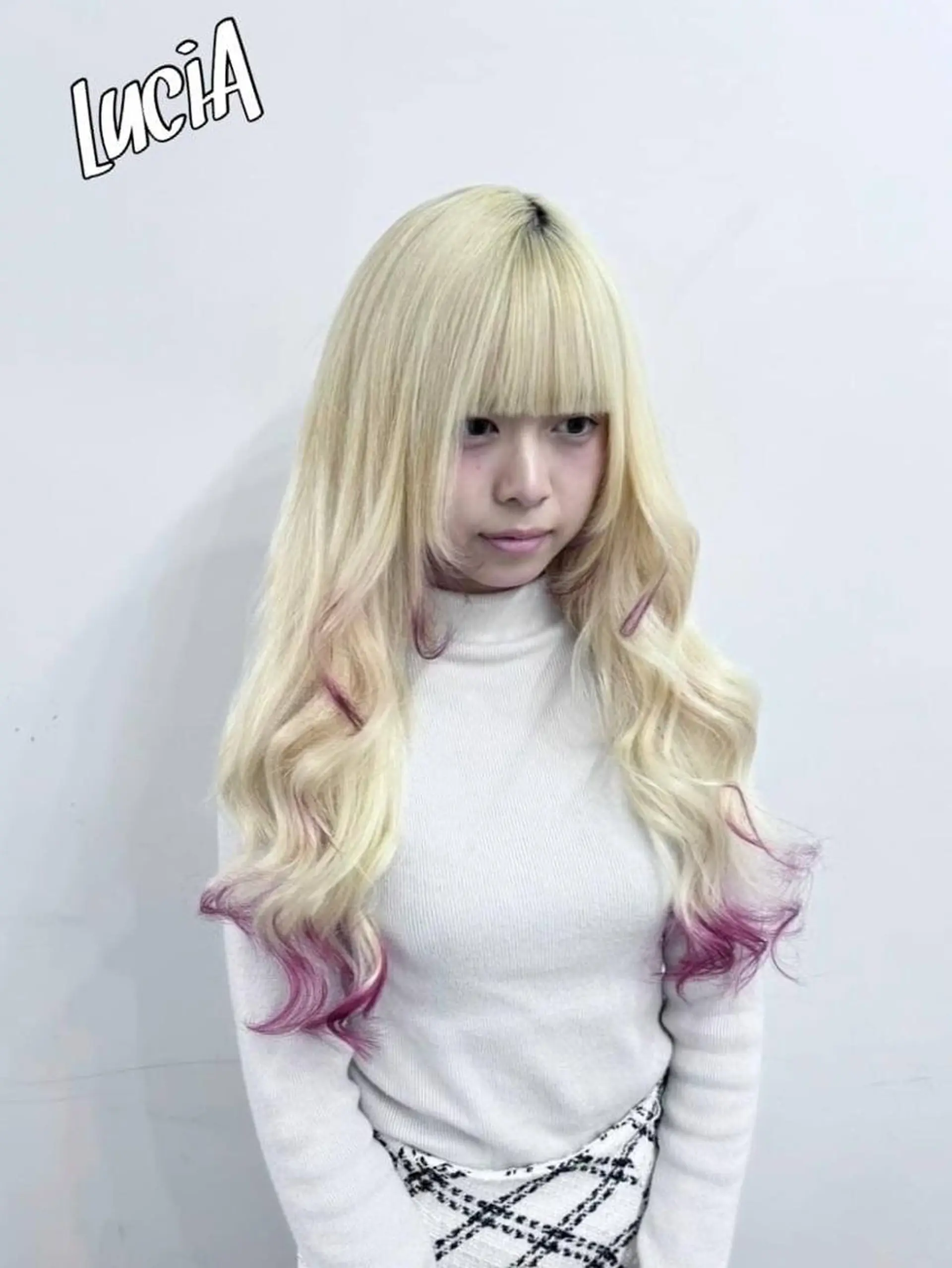 ヘアアレンジ ロング カラー シールエクステ 黒髪 ブリーチ ダブルカラー ハイトーンカラー LuciAエクステ カラー3000セラのヘアスタイル