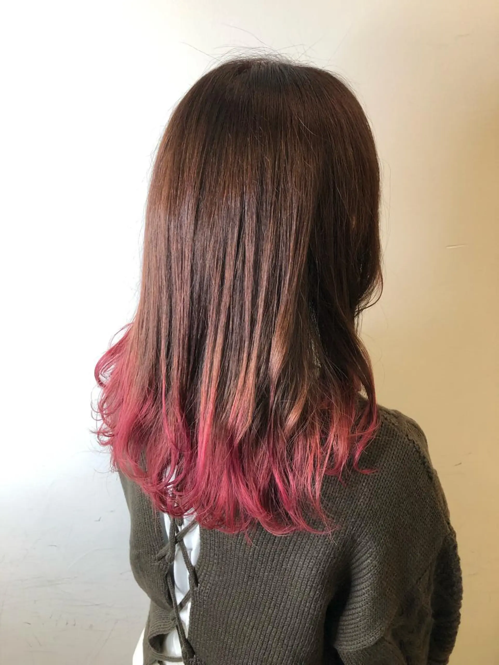 カラー グラデーションカラー ピンクカラー メンズ レイヤー ウルフ 弓木啓輔のヘアスタイル