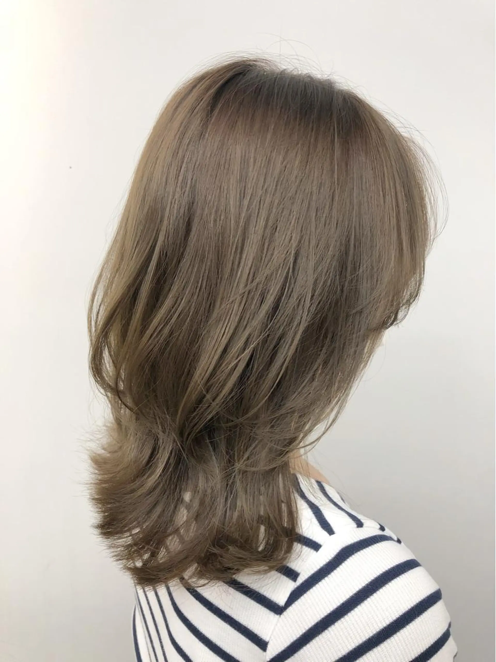 ミディアム カラー アッシュ ベージュカラー 外ハネヘア ウルフカット 代表　YUKI ☆のヘアスタイル