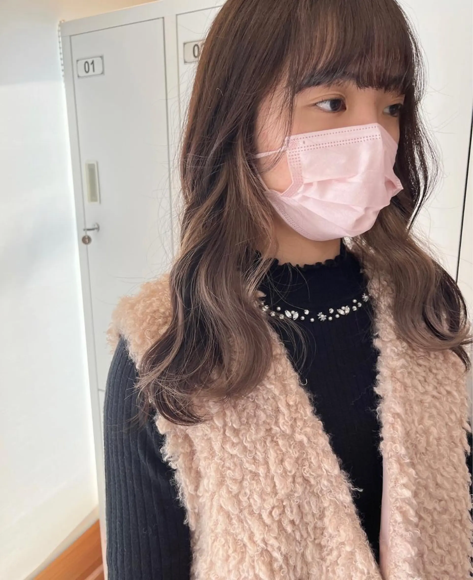 セミロング カラー ブリーチ グレージュ ミルクティーグレージュ AMNESIA三軒茶屋所属・おがわ ともひさのヘアスタイル