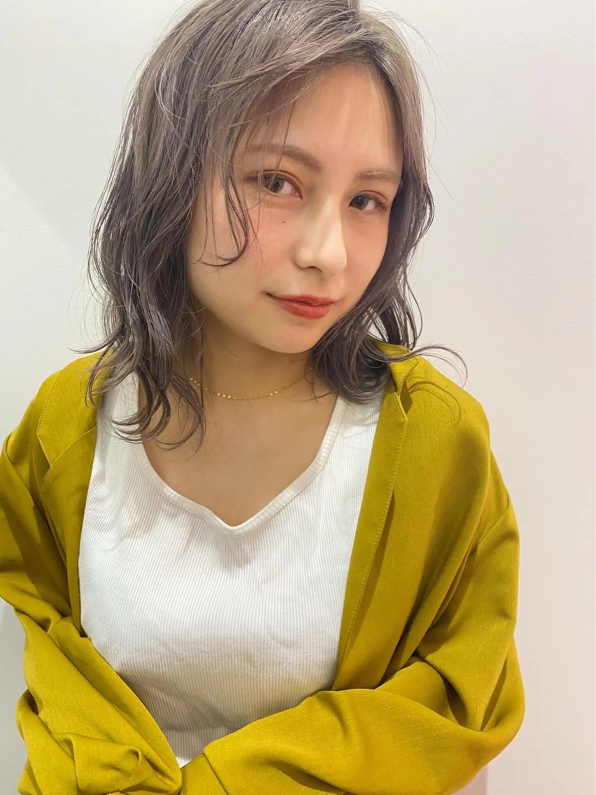 ミディアム カラー ミディアムレイヤー アッシュ ベージュカラー 透明感カラー レイヤーカット 遠藤 愛莉のヘアスタイル