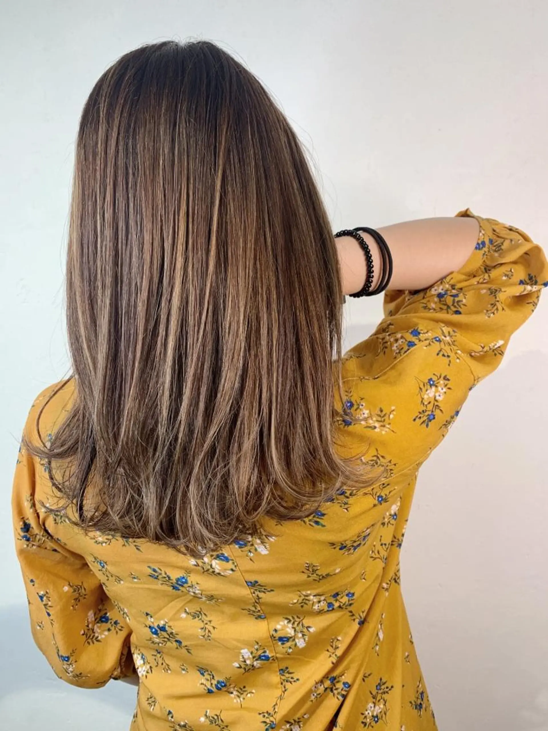 セミロング ボブ 斜めバング 外国人風カラー 伸ばしかけ ハイライト ＿WHITE鳳店 アンダーバーホワイトのヘアスタイル