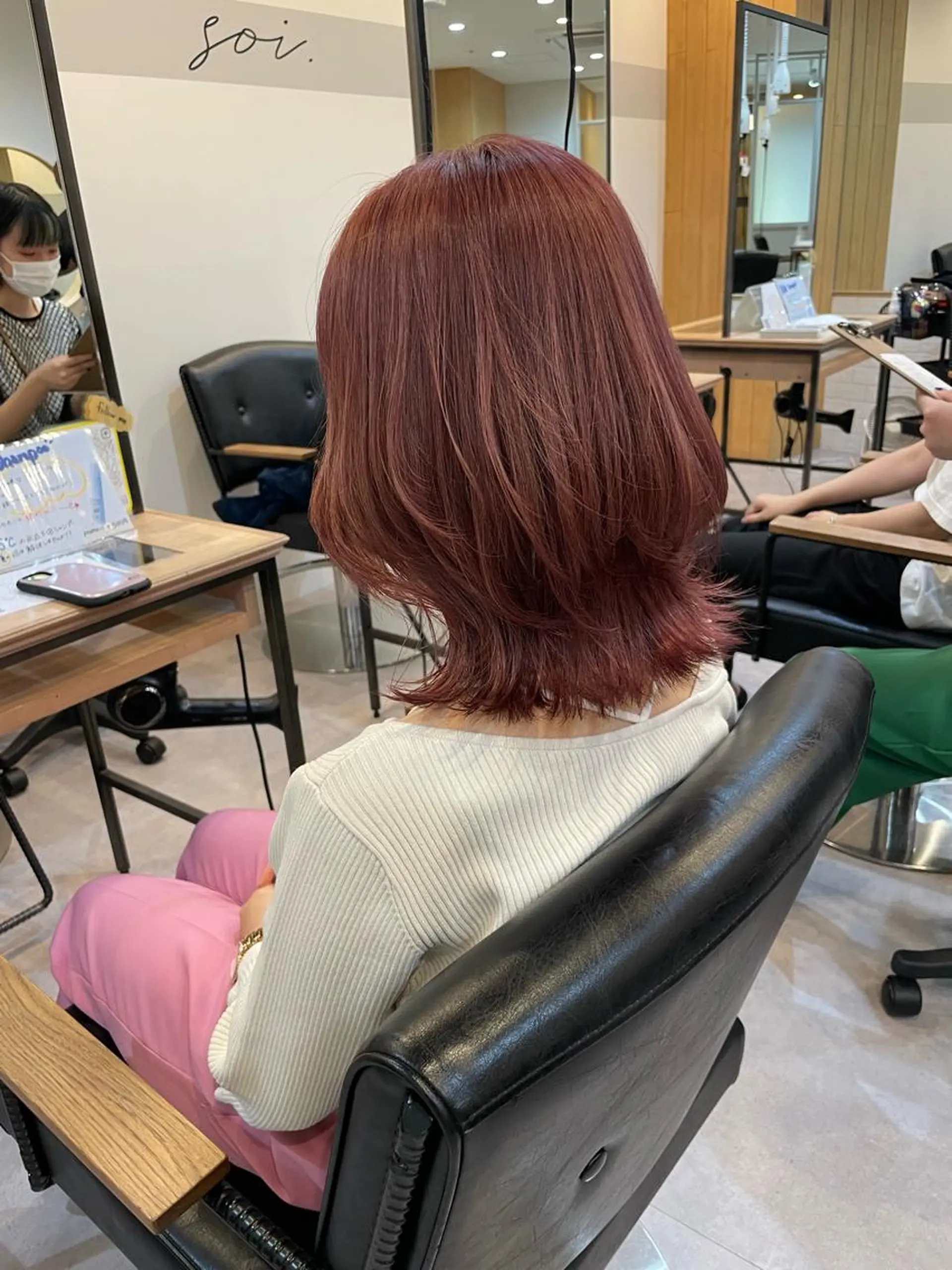 ミディアム カラー akane .のヘアスタイル
