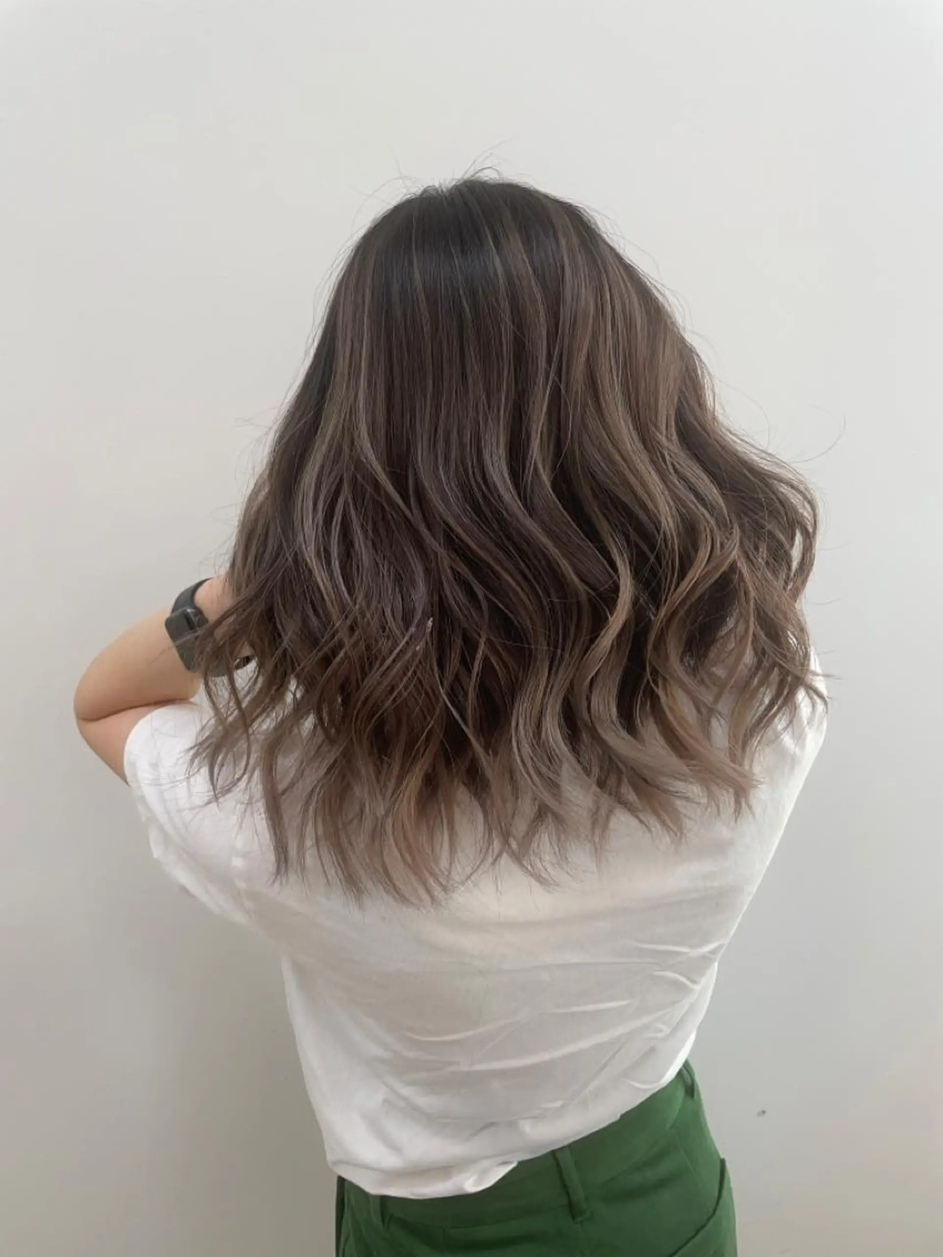 セミロング レイヤーカット eL HAIR SALON なんば店所属・ブリーチカラー特化 /焼田貴明のヘアスタイル