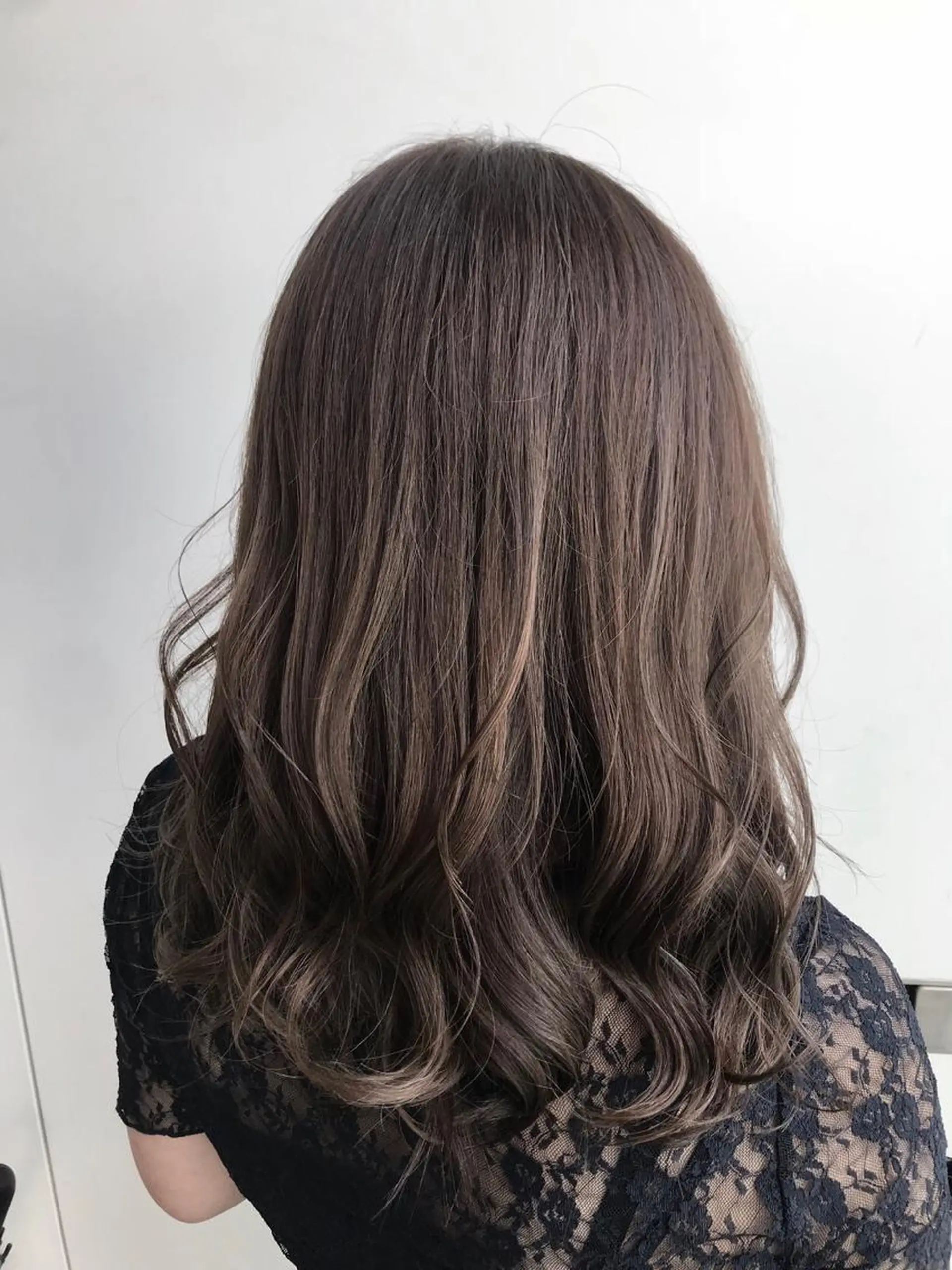 セミロング カラー グレージュ ハイライトカラー ハイライト Remore所属・中塚 義人のヘアスタイル