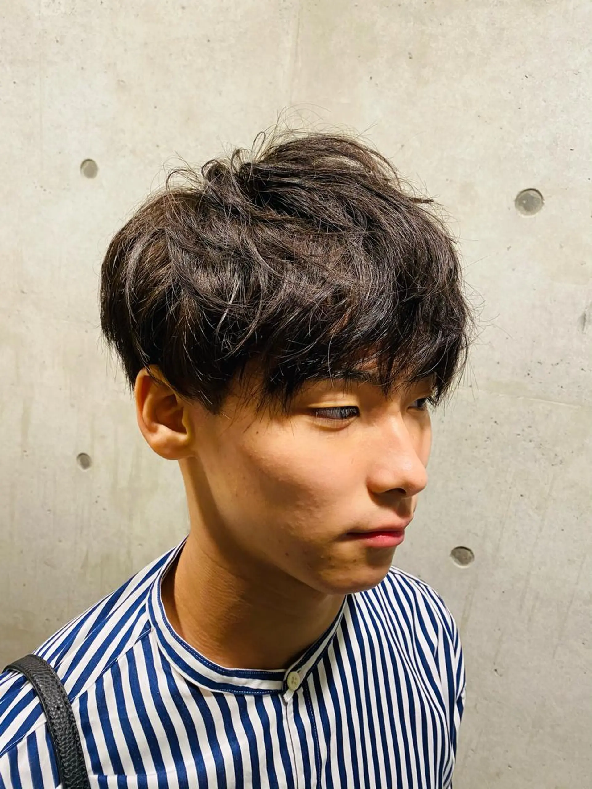 ショート パーマ メンズ アップバング センターパート メンズ韓国風 マッシュ メンズショート カット パーマ 大人可愛いヘア 大田のヘアスタイル