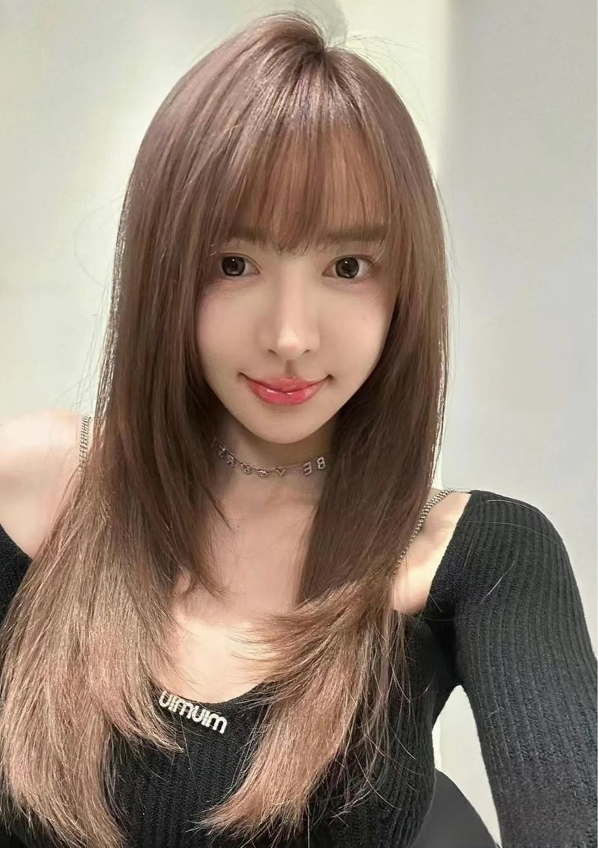 セミロング カラー ベージュカラー ブリーチ イヤリングカラー 韓国風カラー ブリーチなしカラー カット ヘアカラー トリートメント 鈴木 一貴のヘアスタイル