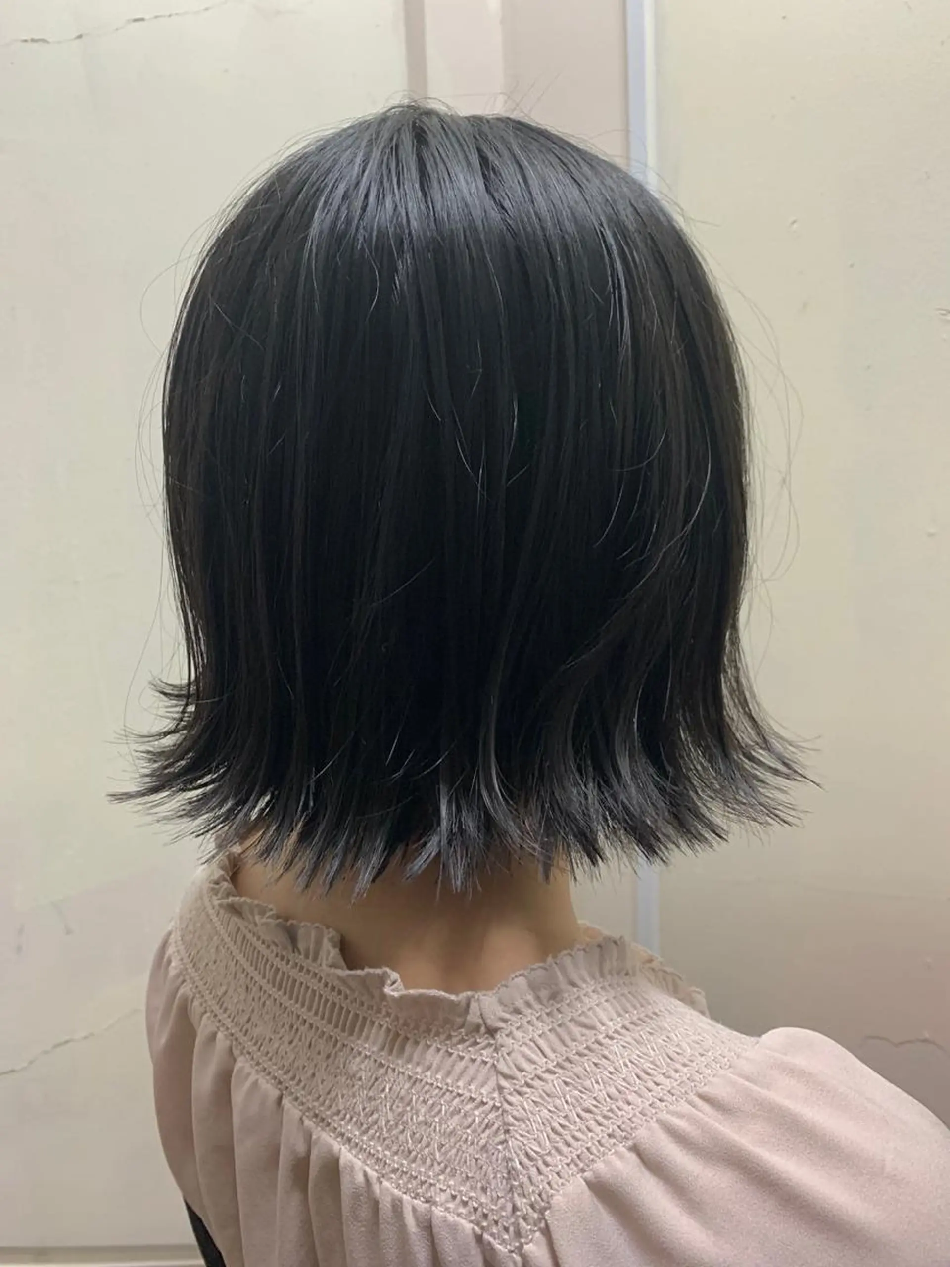 ミディアム カラー 黒髪 ブルーカラー ブルーブラック ボブ 外ハネヘア カット ヘアカラー トリートメント MEM所属・村上 吉斗のヘアスタイル
