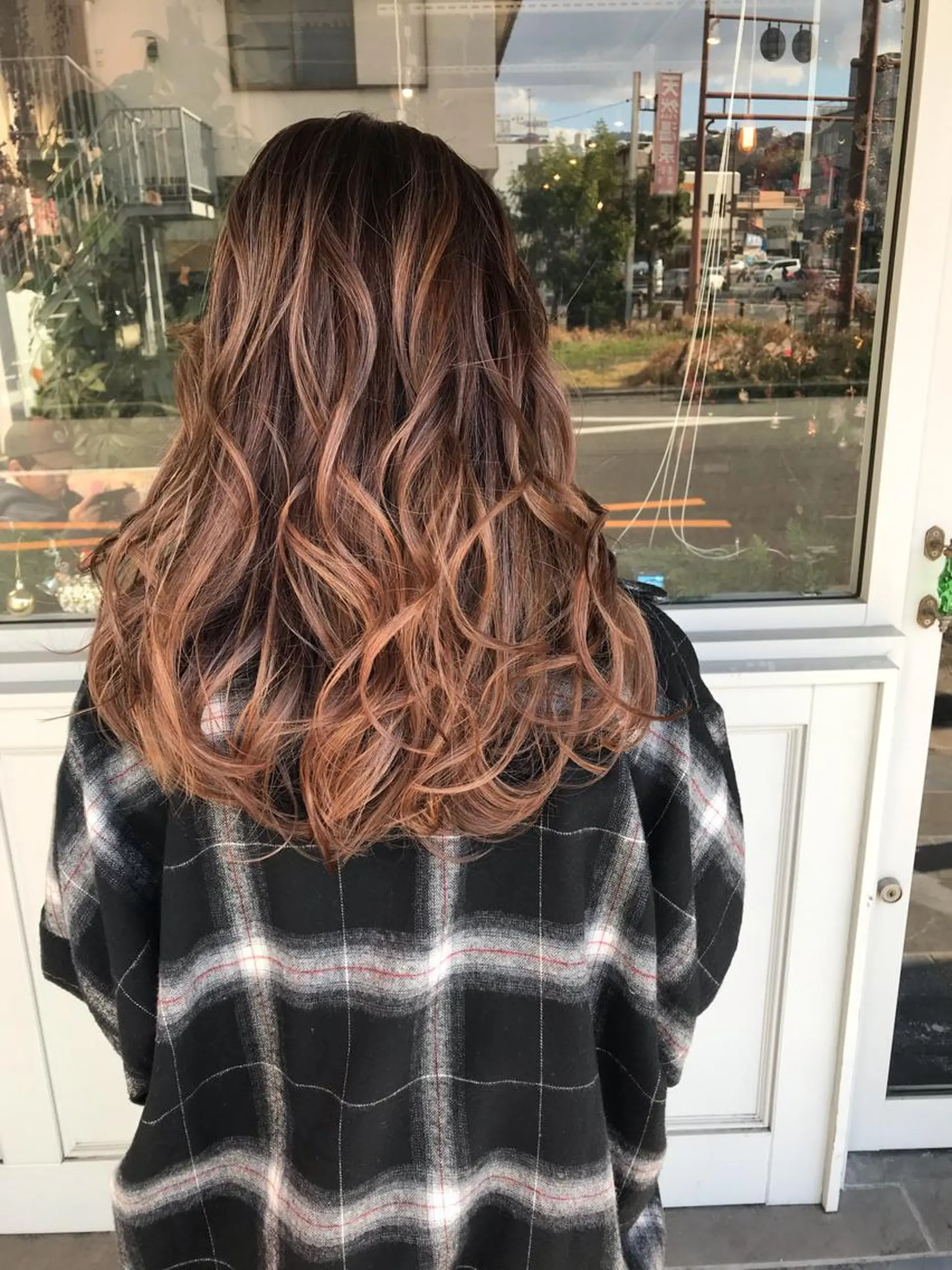 セミロング カラー ヘアアレンジ お団子ヘア 切りっぱなしボブ バレイヤージュ ブリーチ デザインカラー Mariana/ 鶴原-ハイライトのヘアスタイル