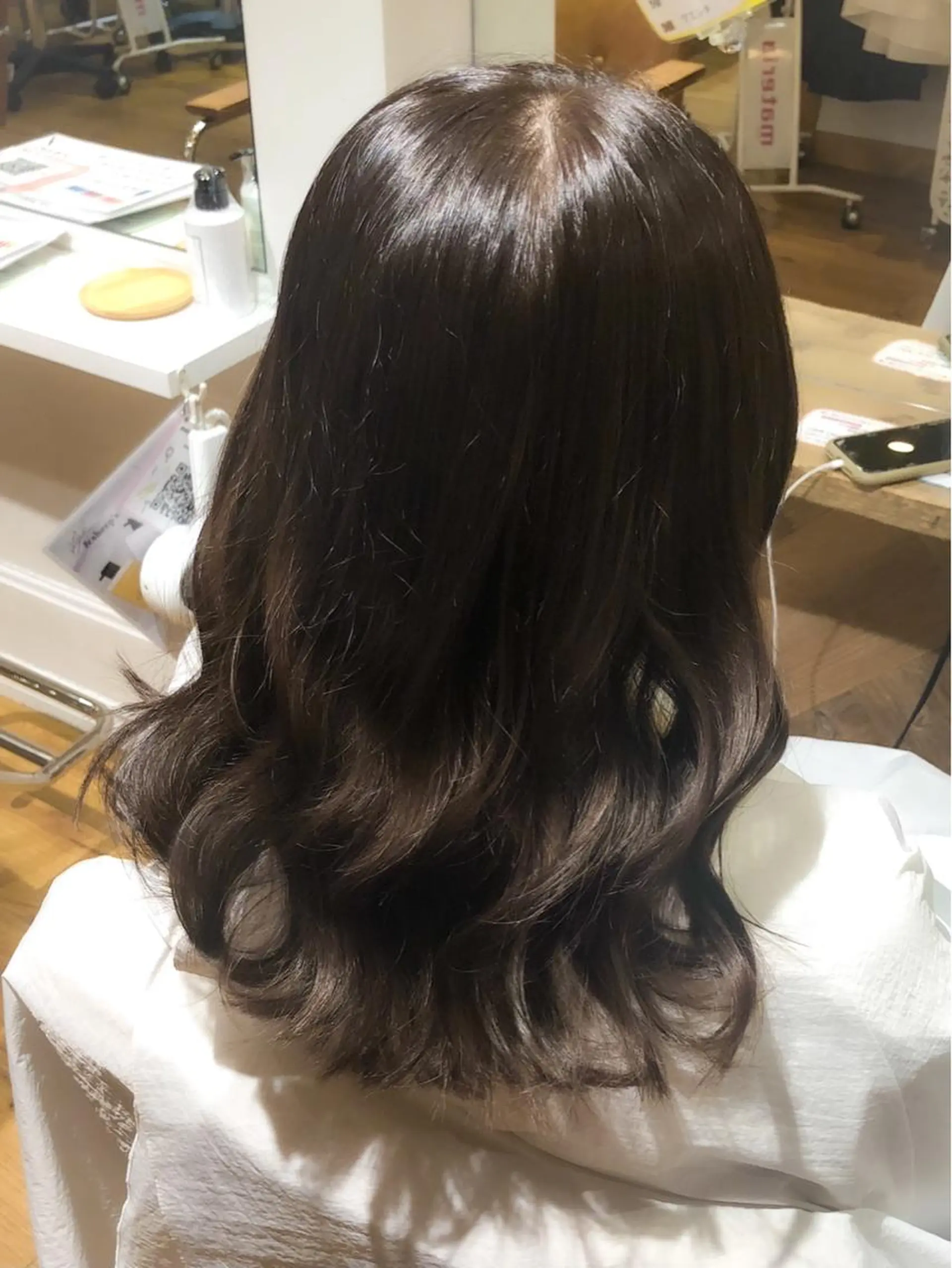 セミロング カラー 関 彩花のヘアスタイル