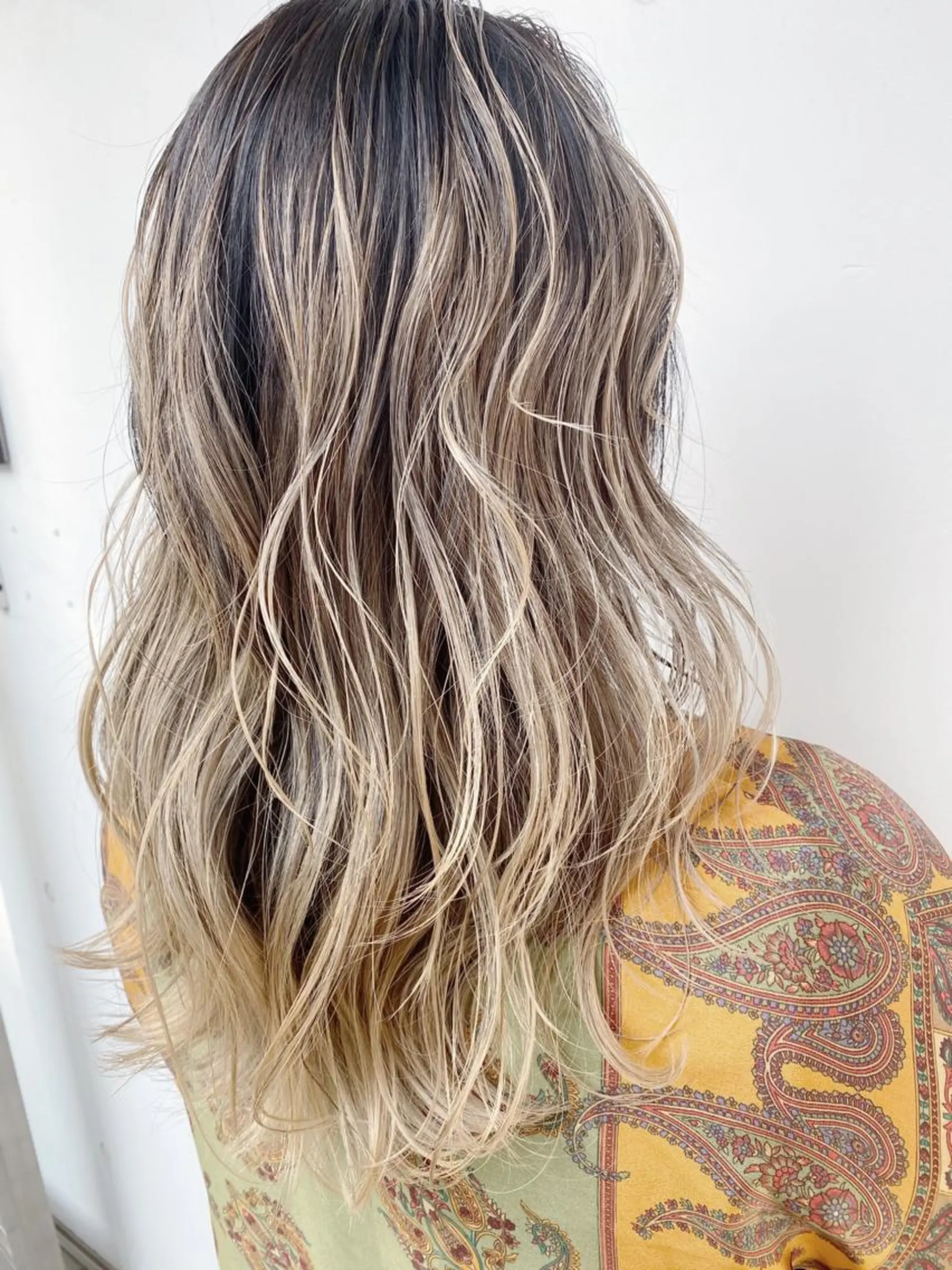 セミロング カラー ヘアアレンジ ハイライトカラー ハイトーンカラー イルミナカラー インナーカラー ハイライト ヘアカラー ✨ハイクオリティ✨ 山本香也のヘアスタイル