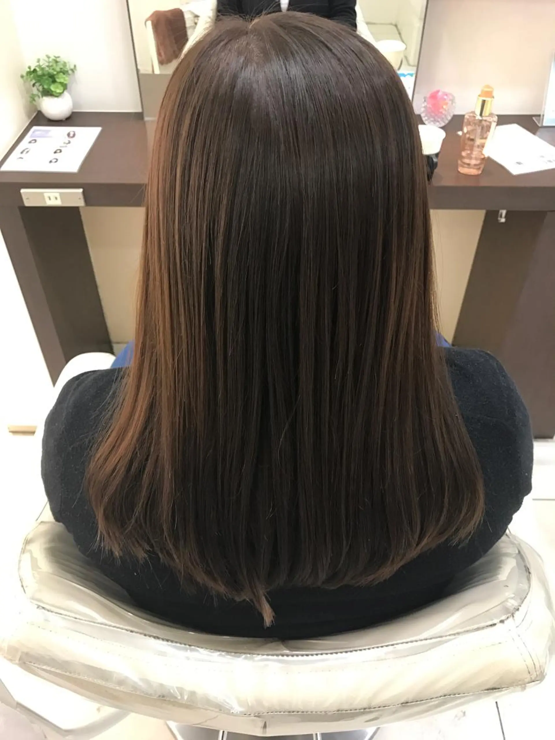 セミロング 縮毛矯正/髪質改善 継続する美髪のヘアスタイル