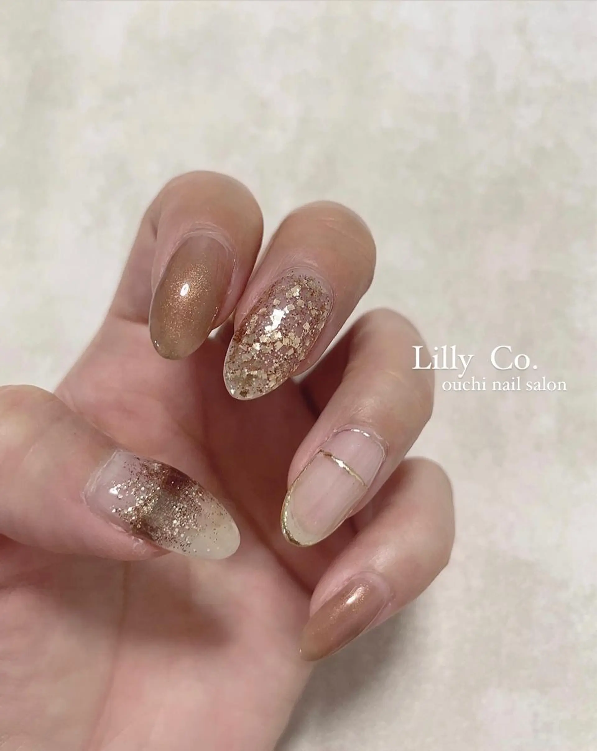 ネイル ブラウン ゴールド ラメ(グリッター) シンプルネイル ハンドネイル ハンドケア Lilly Co.のネイルデザイン