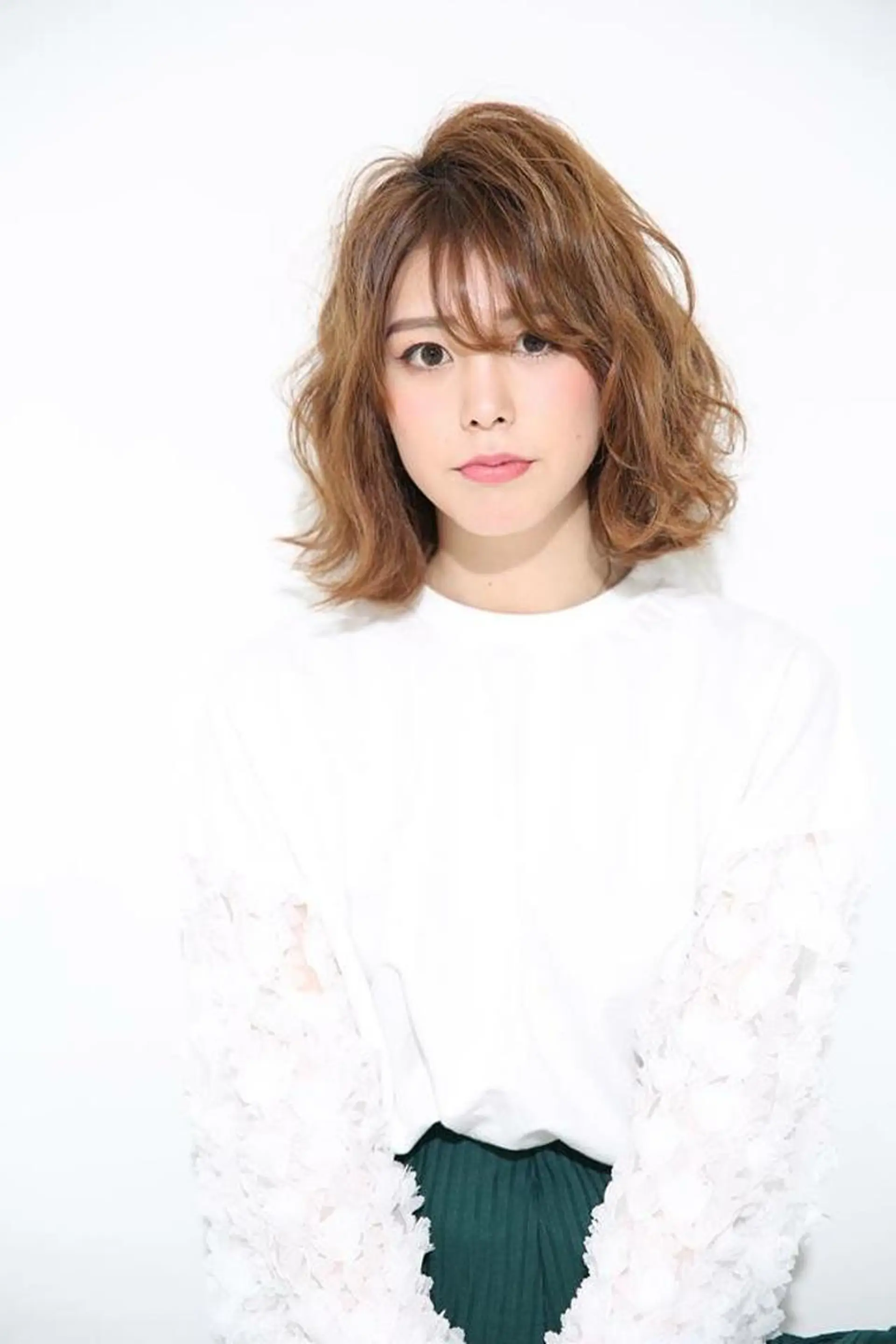 ミディアム ブリーチなしダブル/ レイヤーカット 小棹のヘアスタイル