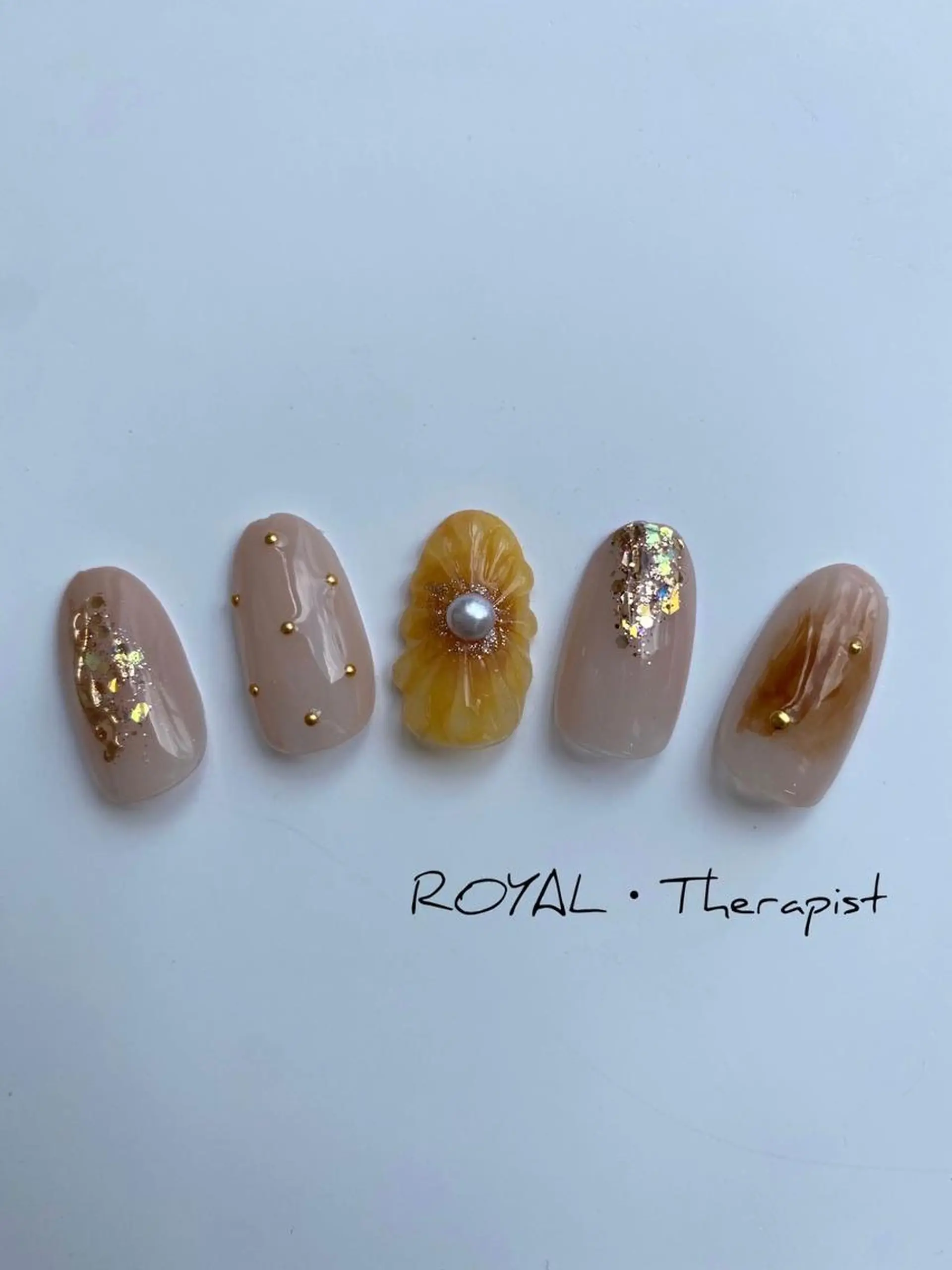 ネイル 【尾下】 ロイヤル•セラピストのネイルデザイン
