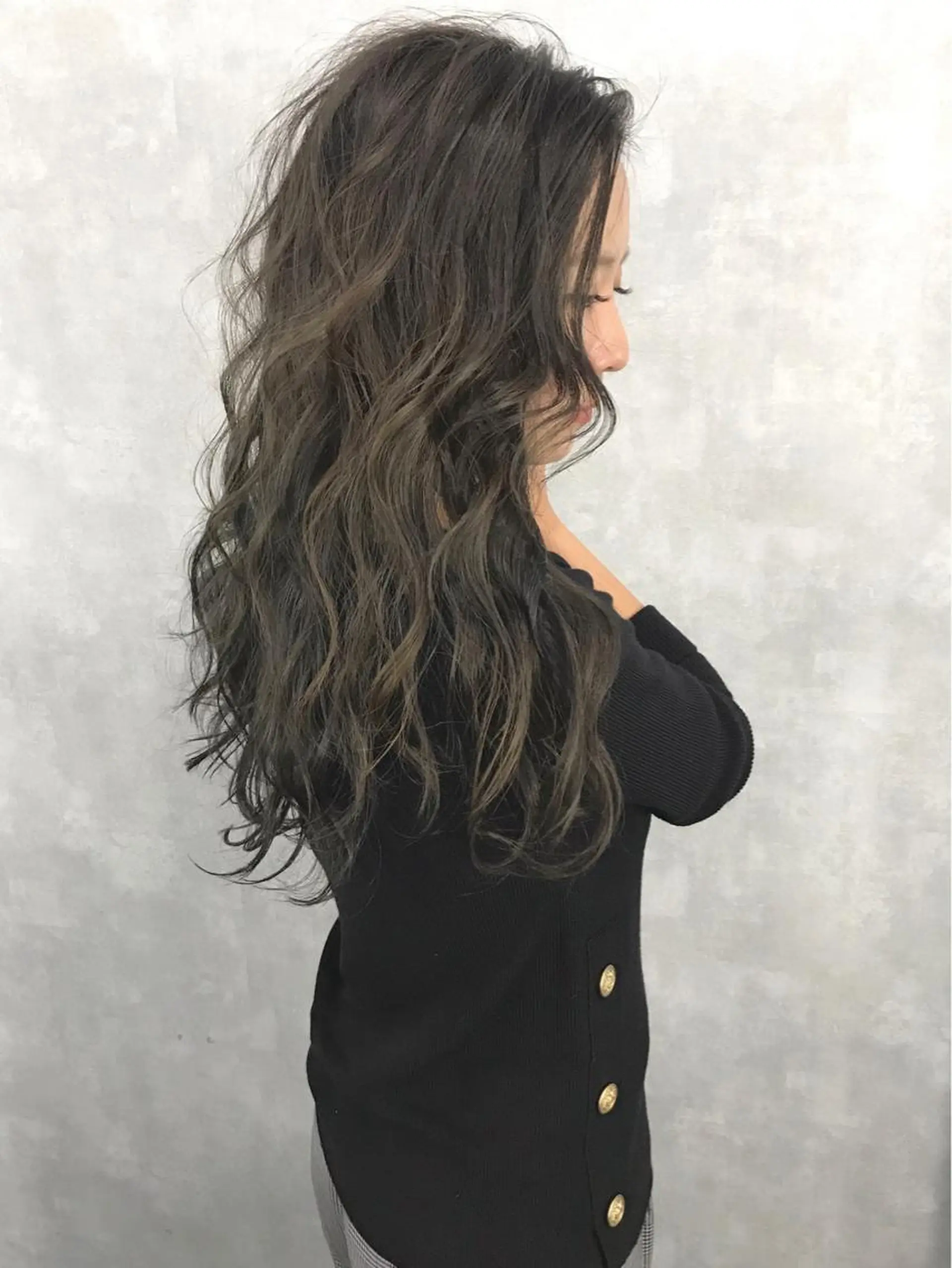 セミロング カラー グレージュ ハイライトカラー ハイライト TOMOYAレイヤー ブリーチ縮毛矯正のヘアスタイル