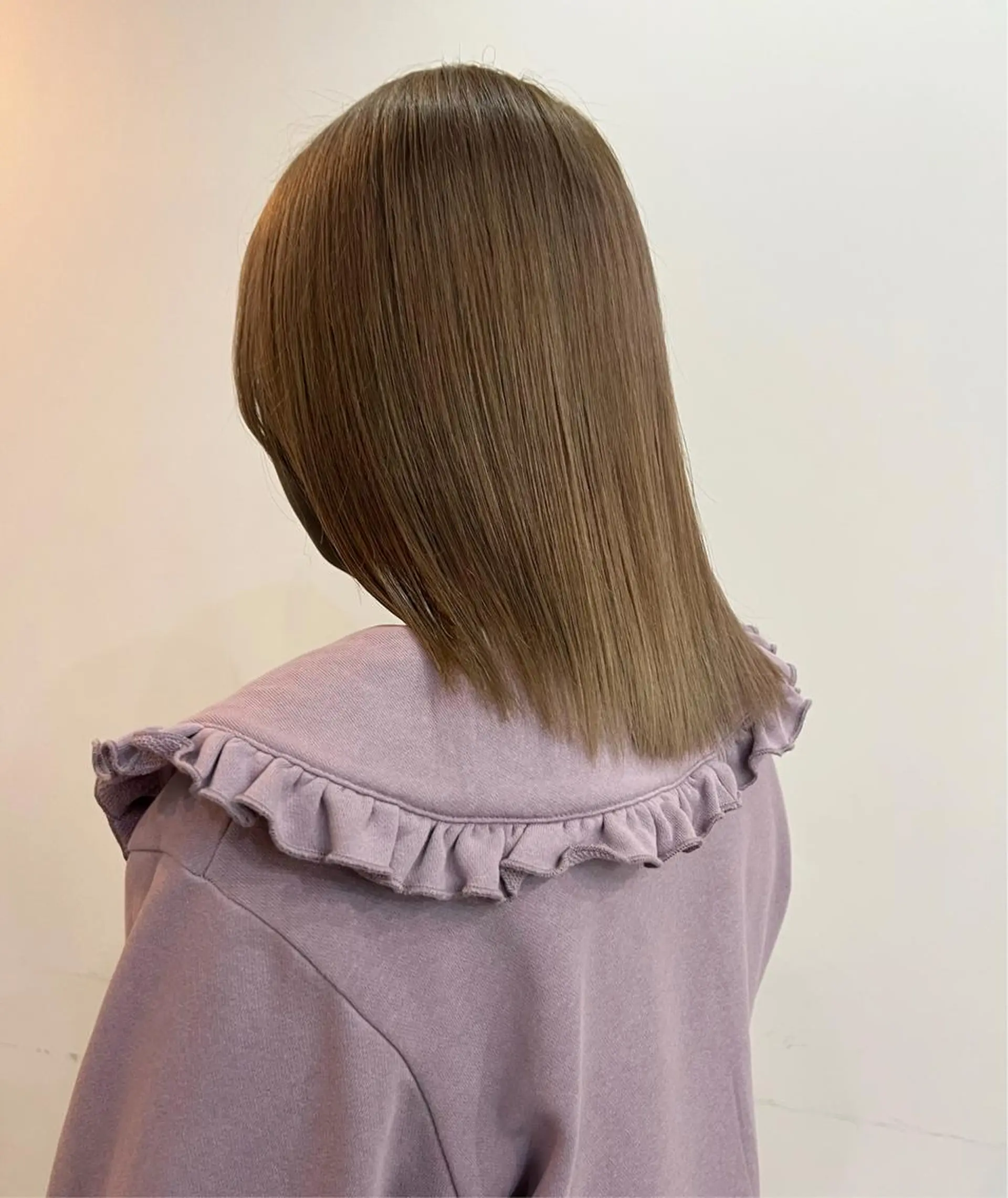 ミディアム カラー ベージュカラー 切りっぱなしボブ/ ブリーチカラー/大塚のヘアスタイル