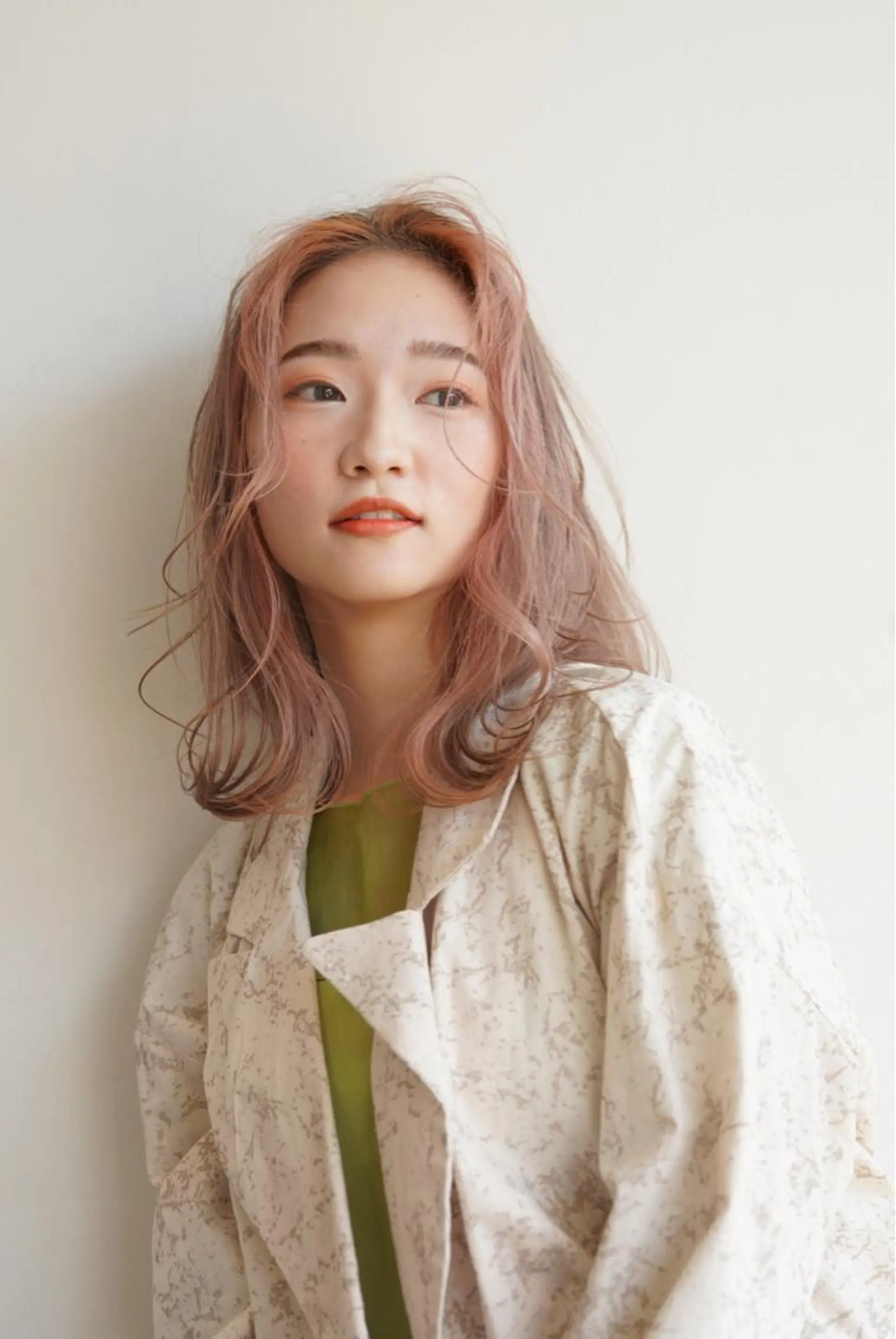 セミロング かきあげバング ヘアカラー トリートメント ハイトーン/レイヤー /ケアブリーチ石川治のヘアスタイル