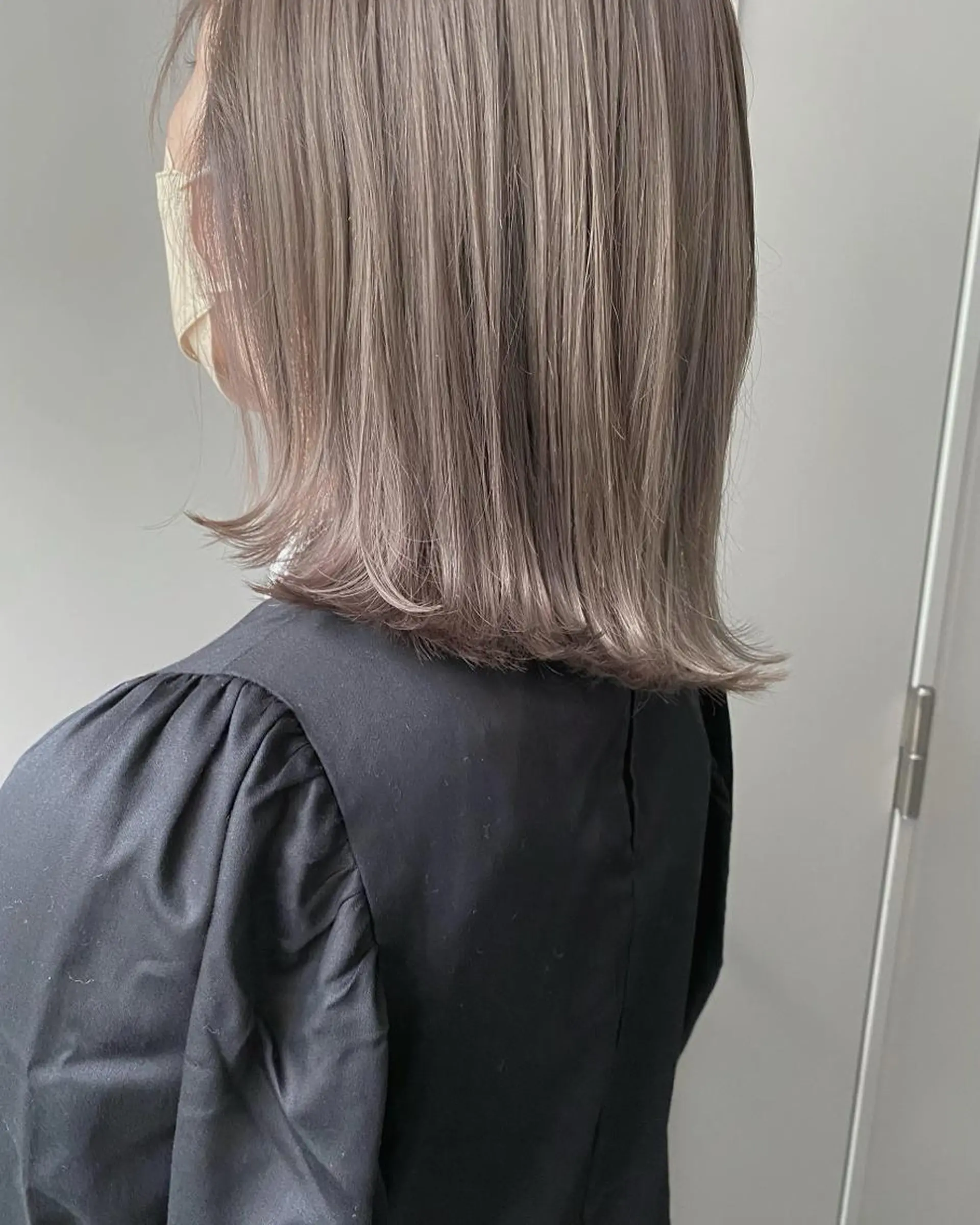 ミディアム カラー ブリーチ ダブルカラー グレージュ ボブ カット ヘアカラー トリートメント ボブ・レイヤーカット 吉敷航一のヘアスタイル