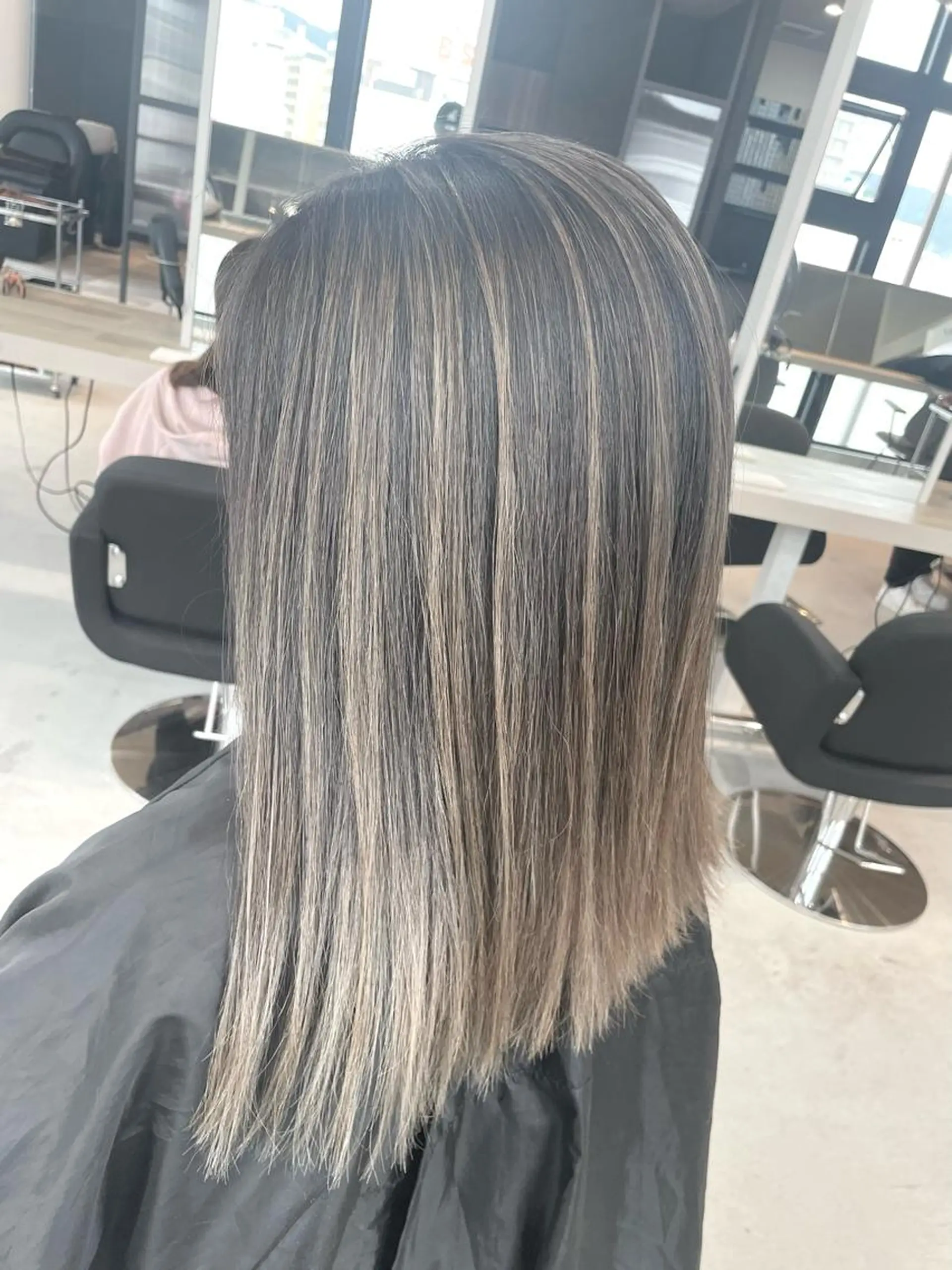 ミディアム カラー アディクシーカラー バレイヤージュ ベージュカラー ブリーチ ケアブリーチ Lia所属・皆木 智晴のヘアスタイル