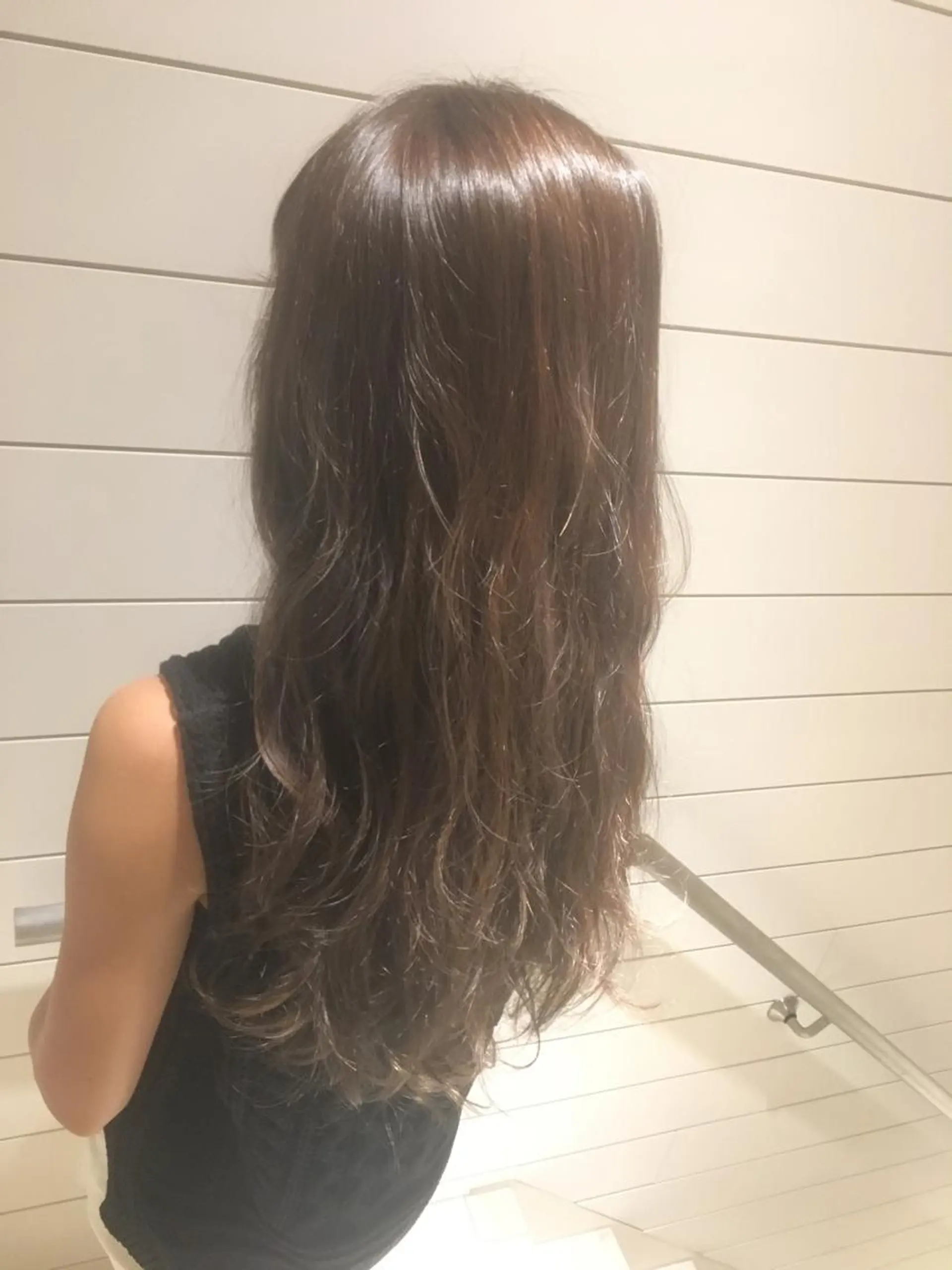 ロング カラー ヘアアレンジ アッシュ アッシュグレー アッシュグレージュ グレージュ 鍵山 千秋のヘアスタイル