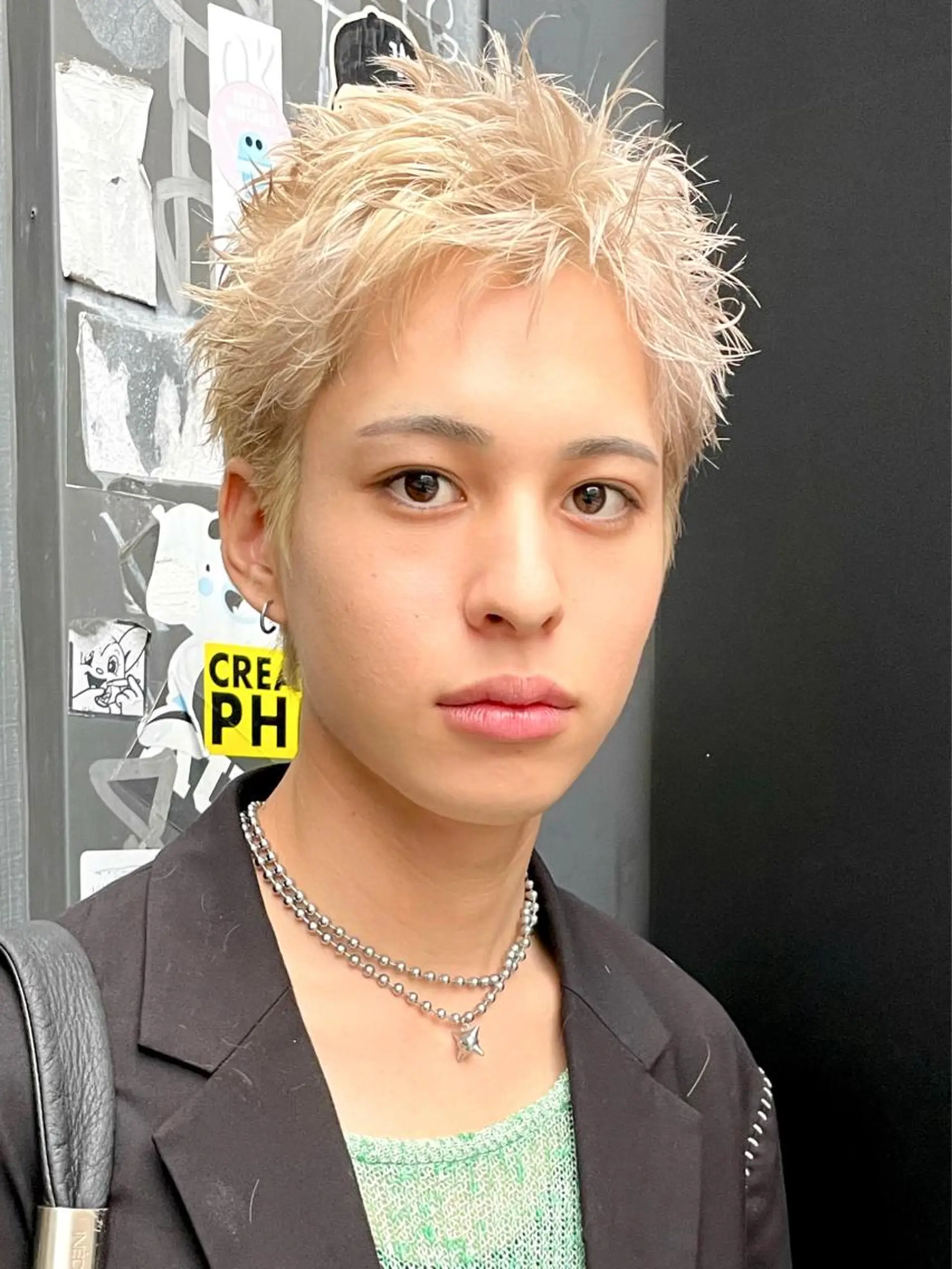 ショート カラー メンズ メンズバレイヤージュ メンズブリーチ センターパート フェードカット メンズハイライト カット ヘアカラー トリートメント スパイラルパーマ 🌐hina⭐️のヘアスタイル