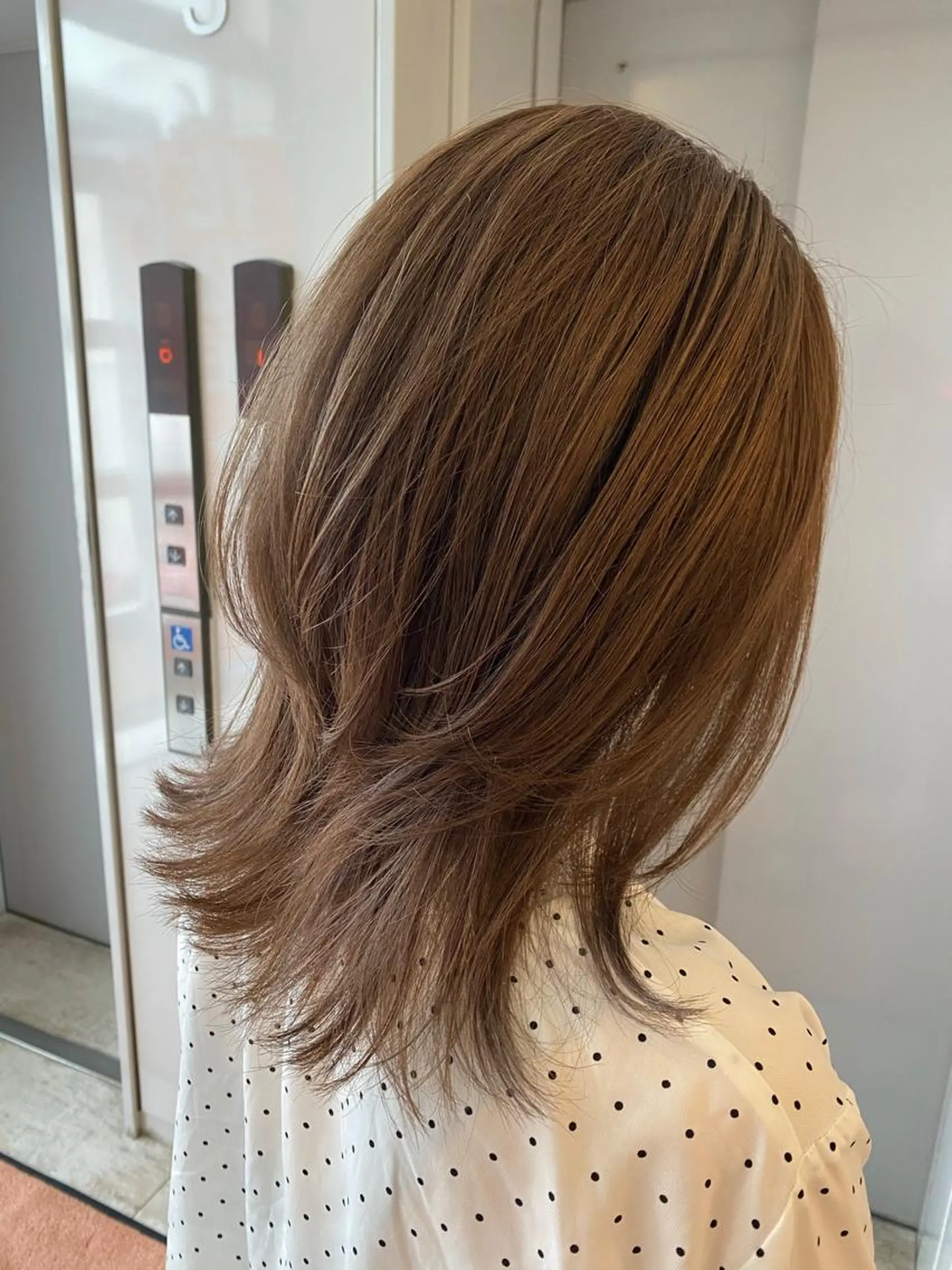 セミロング 白髪ぼかしハイライト めさきすずなのヘアスタイル