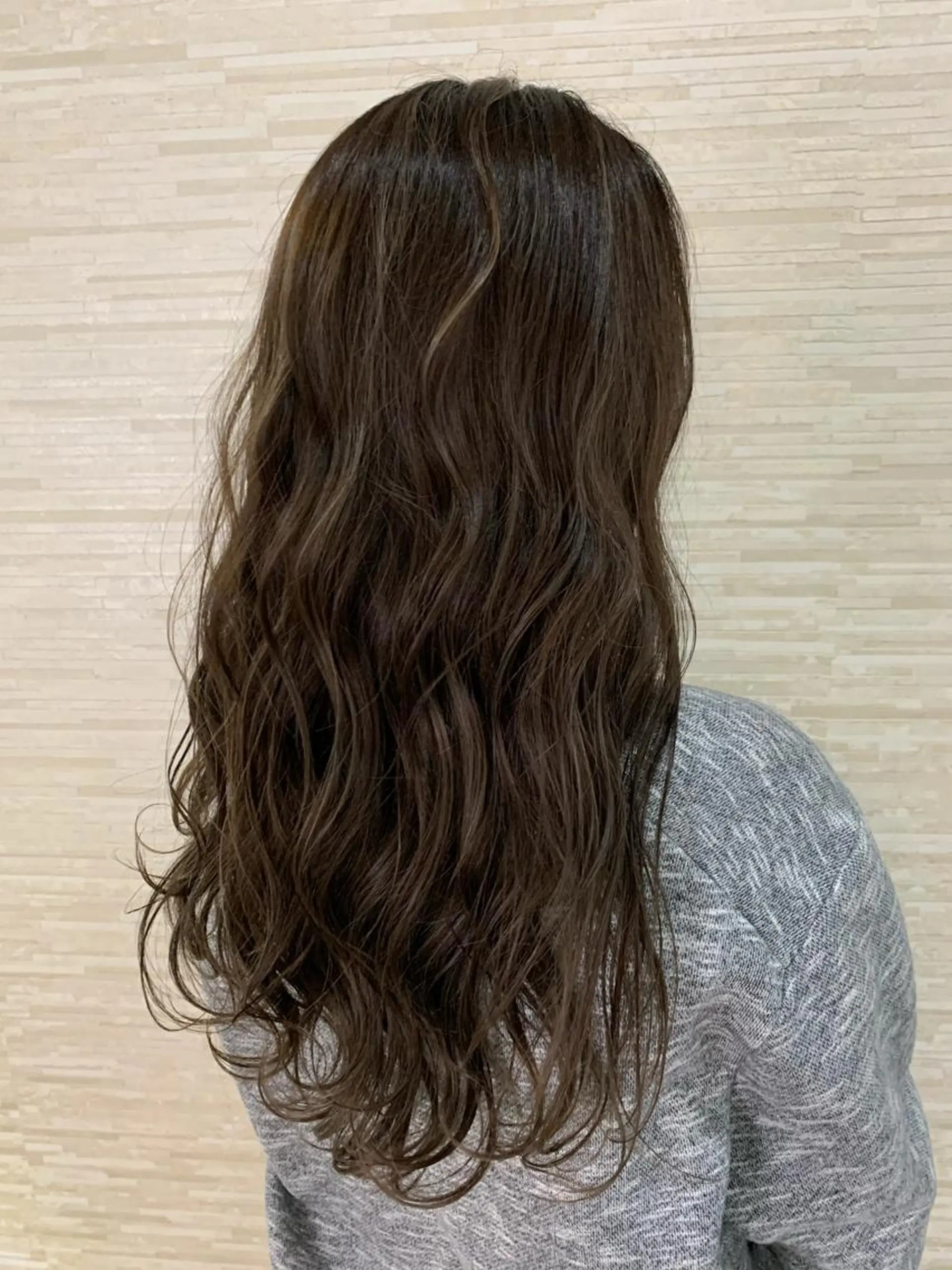 ロング ハイライト 小笠原 菜緒のヘアスタイル