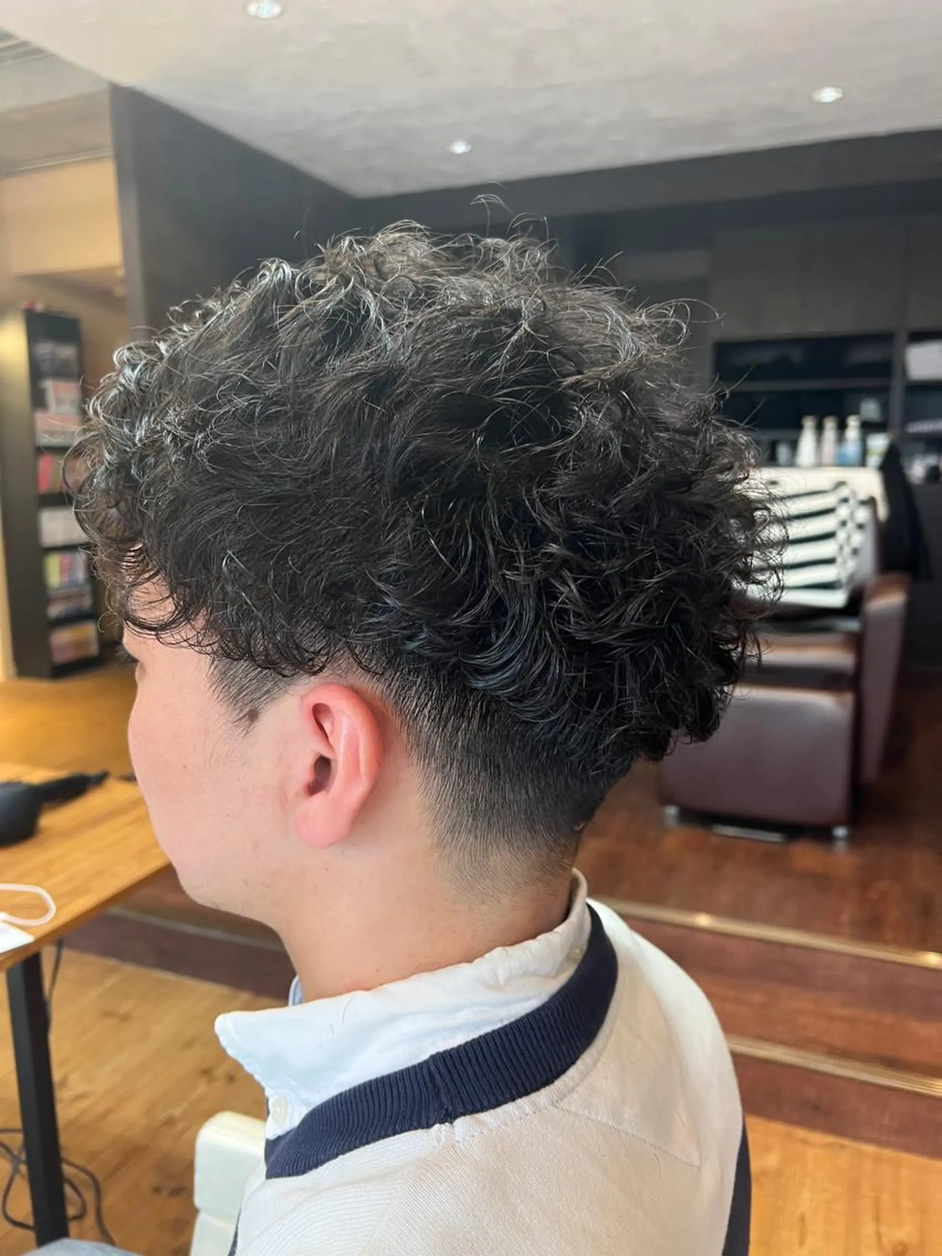 ショート パーマ メンズ メンズブリーチ メンズハイライト メンズインナーカラー ハイライト 髪質改善 カット パーマ BEACH　HAIR&NAIL所属・両国駅徒歩1分⭐️ アイロン仕上げのヘアスタイル