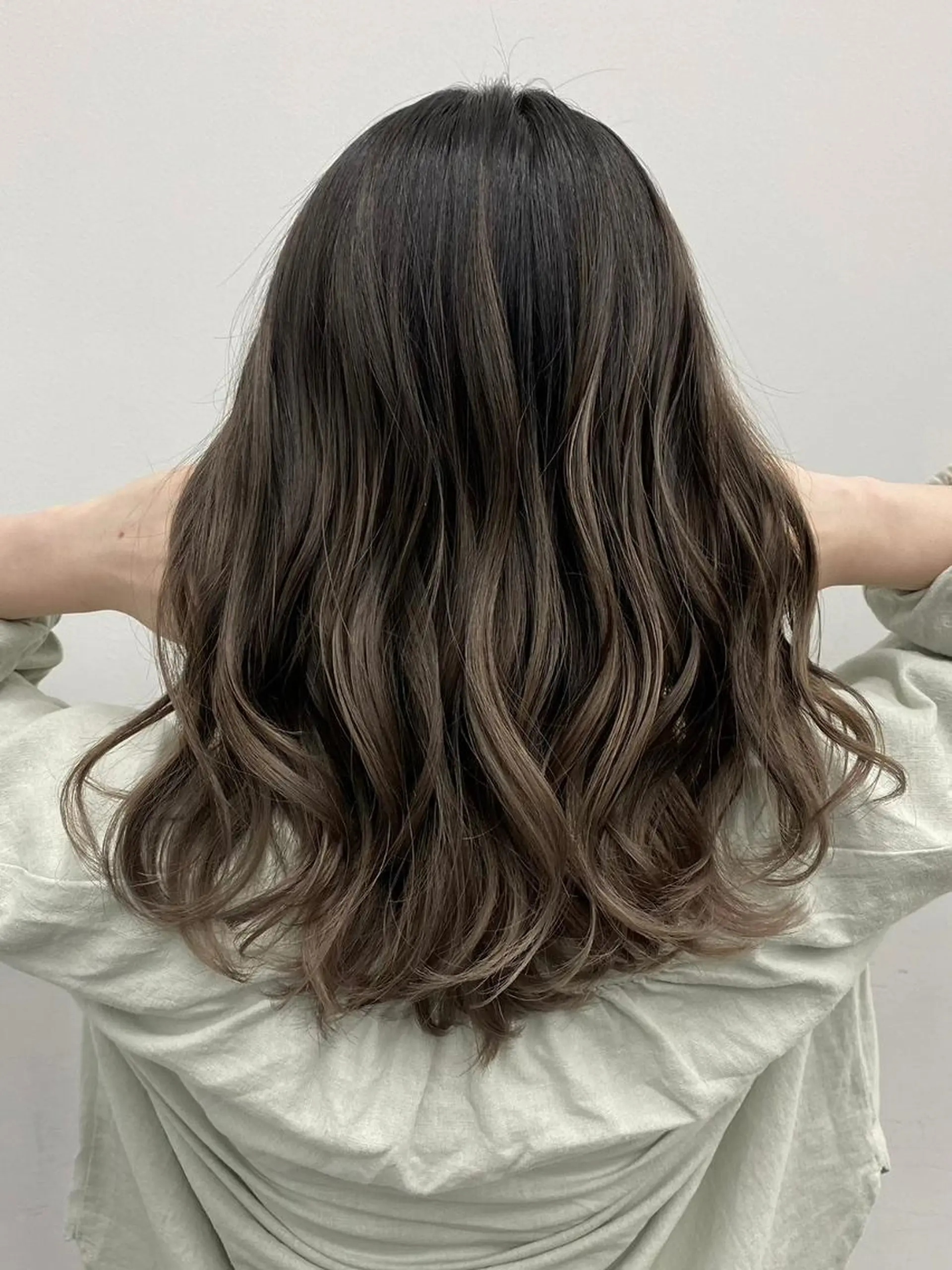 ロング ハイライト 髪質改善 レイヤーカット 縮毛矯正 トリートメント 【公式】amble luxe池袋東口🩷のヘアスタイル