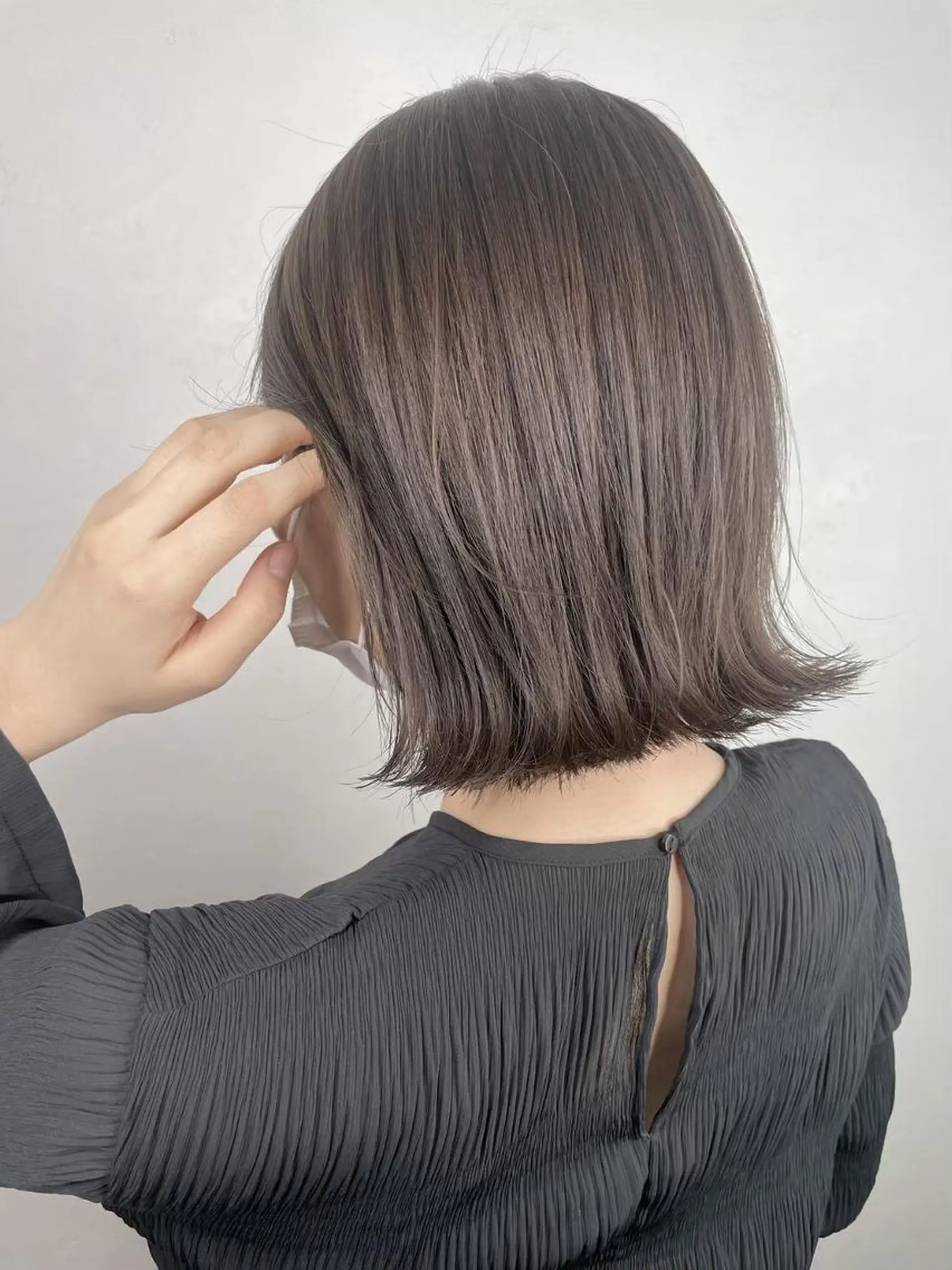 ミディアム ボブ 斜めバング 外国人風カラー 伸ばしかけ ハイライト カット ヘアカラー トリートメント ＿WHITE鳳店 アンダーバーホワイトのヘアスタイル