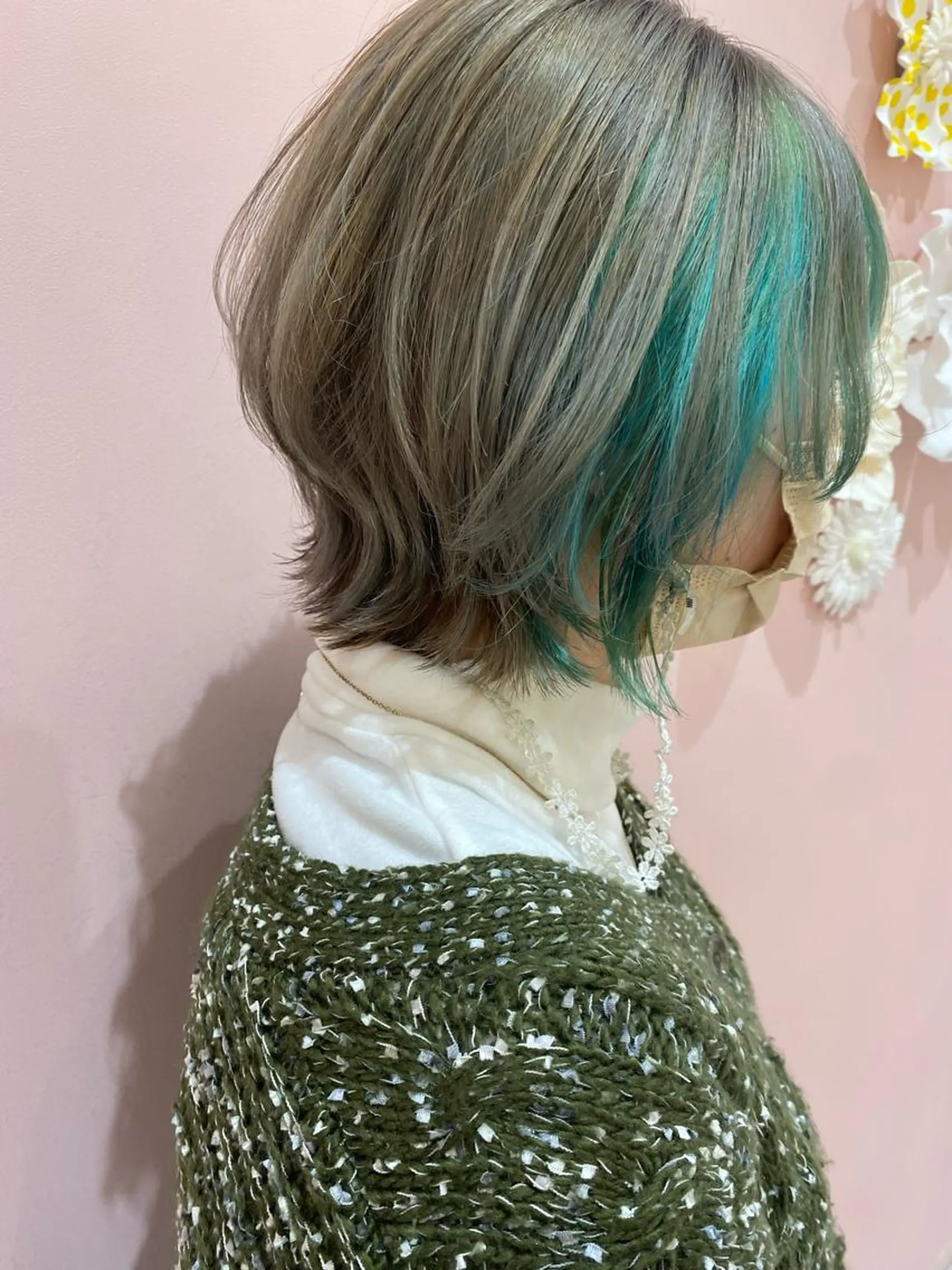 ショート カラー エメラルドグリーン グレージュ シルバー シルバーグレージュ 西本 夏美のヘアスタイル