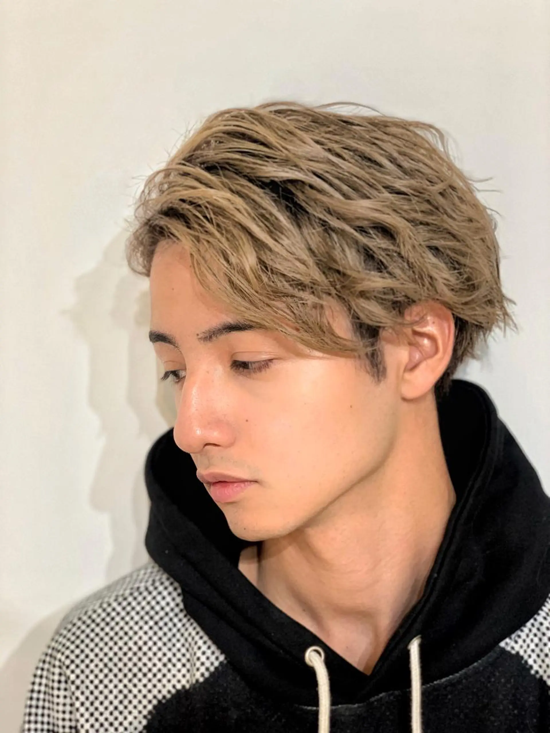 ミディアム パーマ メンズ ミディアムパーマ メンズブリーチ センターパート フェードカット メンズハイライト メンズStylist 山根慧のヘアスタイル