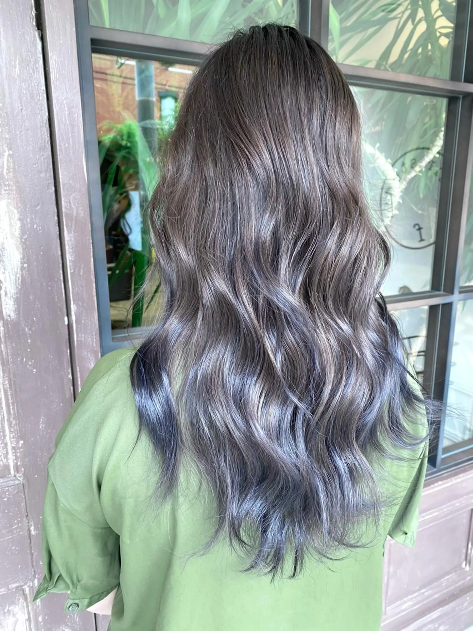 ロング カラー バレイヤージュ グレージュ シルバー レイヤーカット ヘアカラー 川越 輝梨奈のヘアスタイル