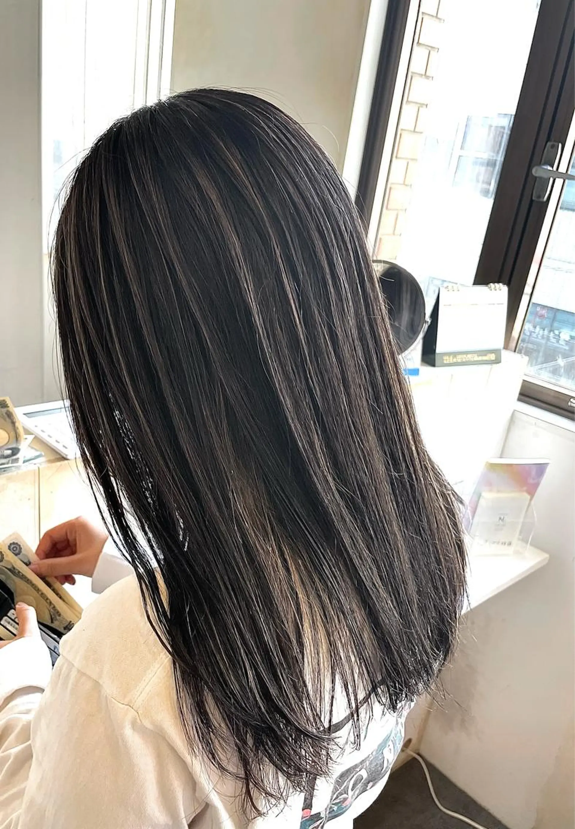 セミロング カラー グレージュ ハイライトカラー ハイライト レイヤー/艶カラー 🫧守利のヘアスタイル