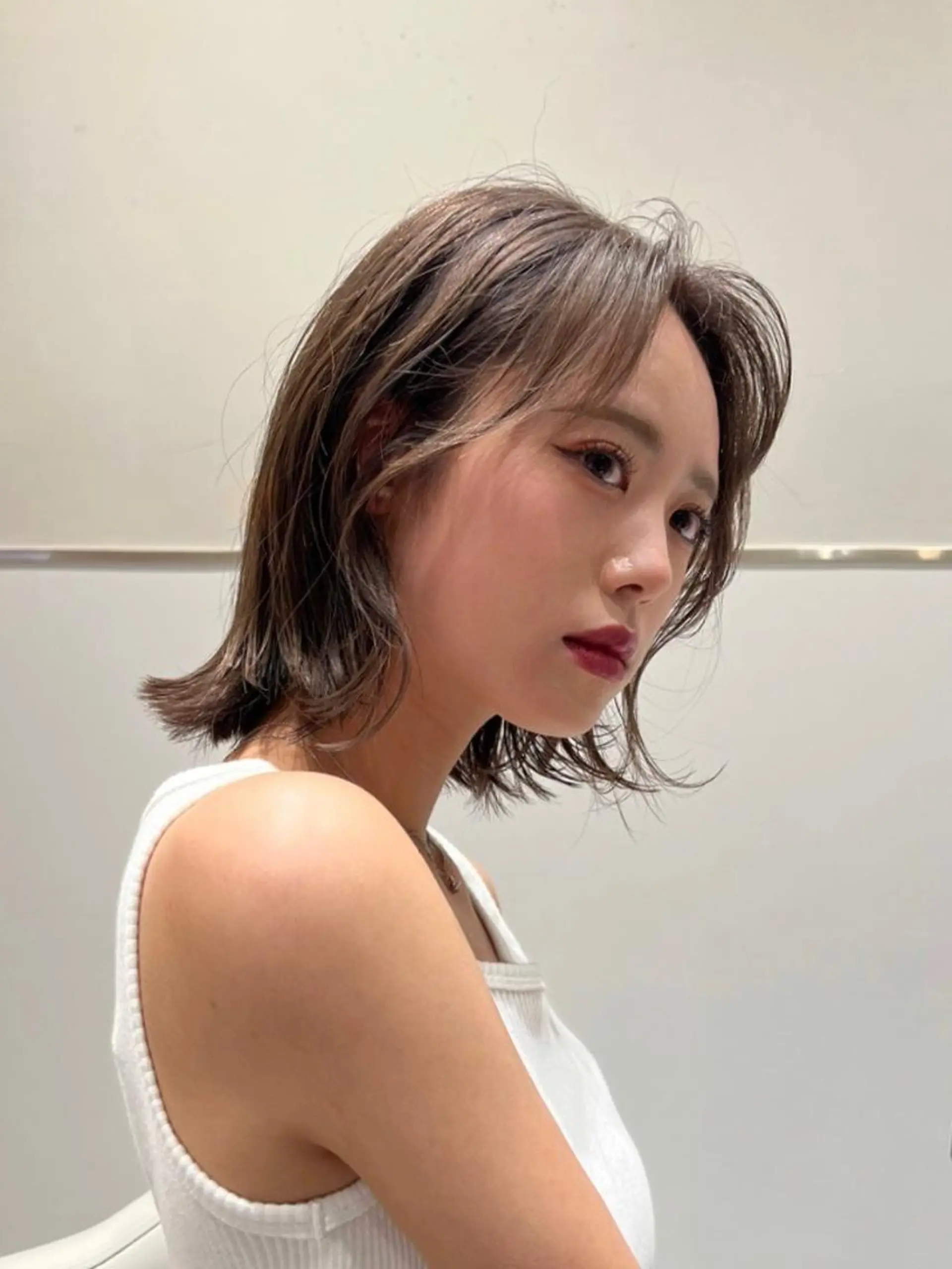 ショート カラー 切りっぱなしボブ 前下がりボブ ブリーチ 透明感カラー グレージュ カット ヘアカラー トリートメント レイヤー専門家 ダブルカラー修のヘアスタイル