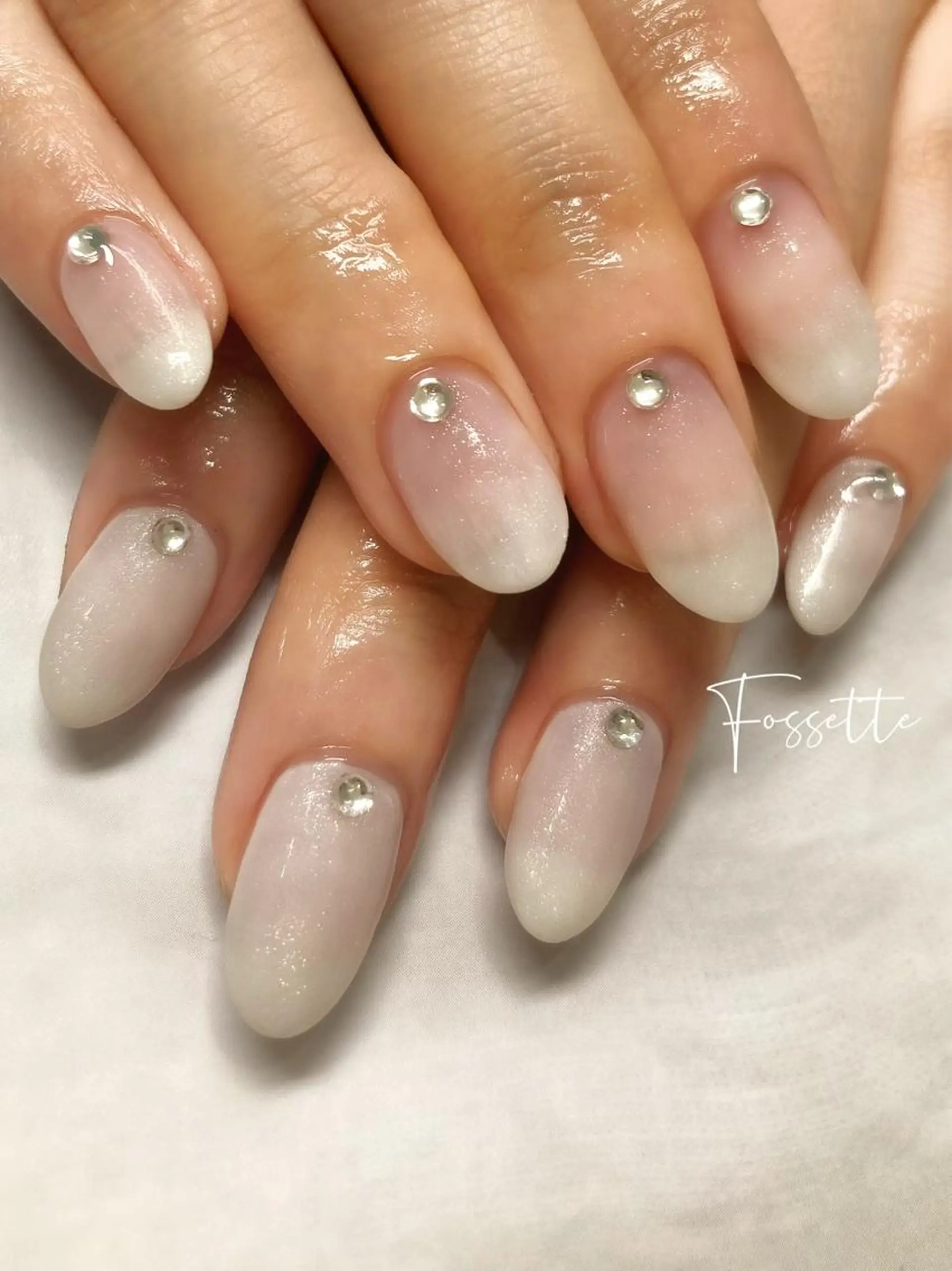 ネイル グラデーション ラメ(グリッター) マグネットネイル ワンカラーネイル ホワイト ハンドネイル nailsalon Fossetteのネイルデザイン