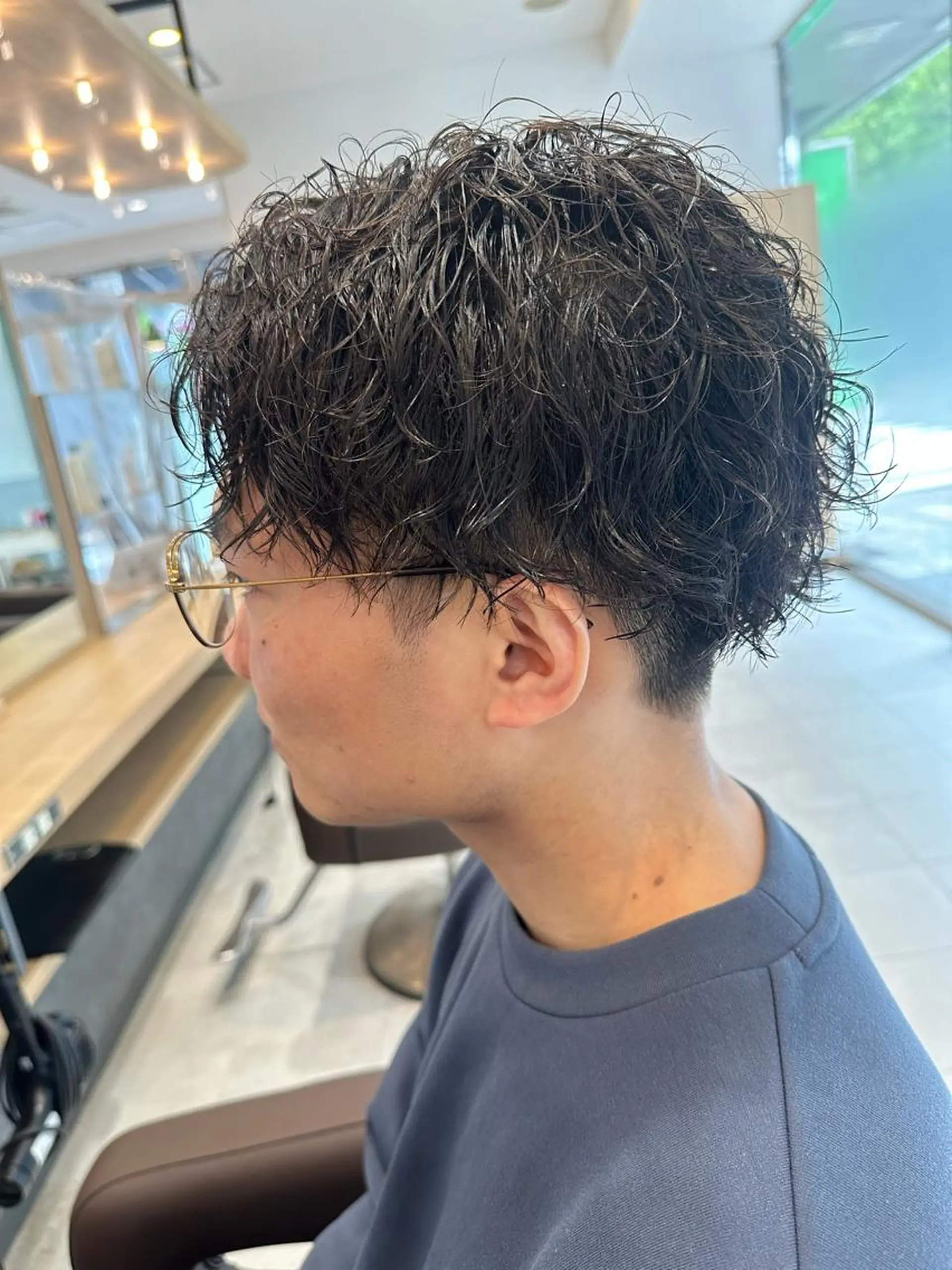 ミディアム パーマ メンズ ミディアムパーマ フェードカット メンズパーマ ツイストスパイラルパーマ 刈り上げ 💈メンズ特化 美容師サキ💈のヘアスタイル