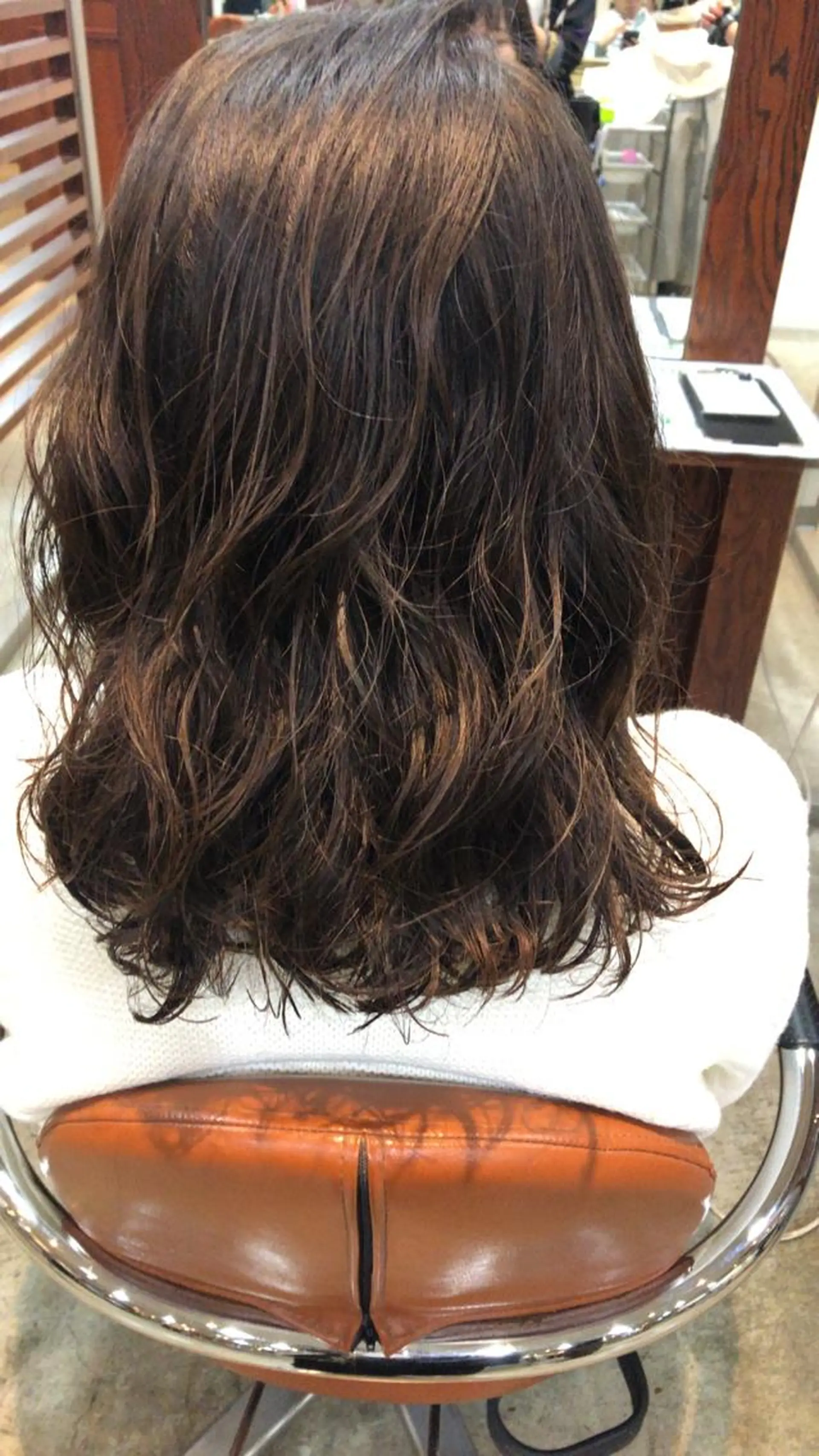 セミロング パーマ 品田 真里のヘアスタイル